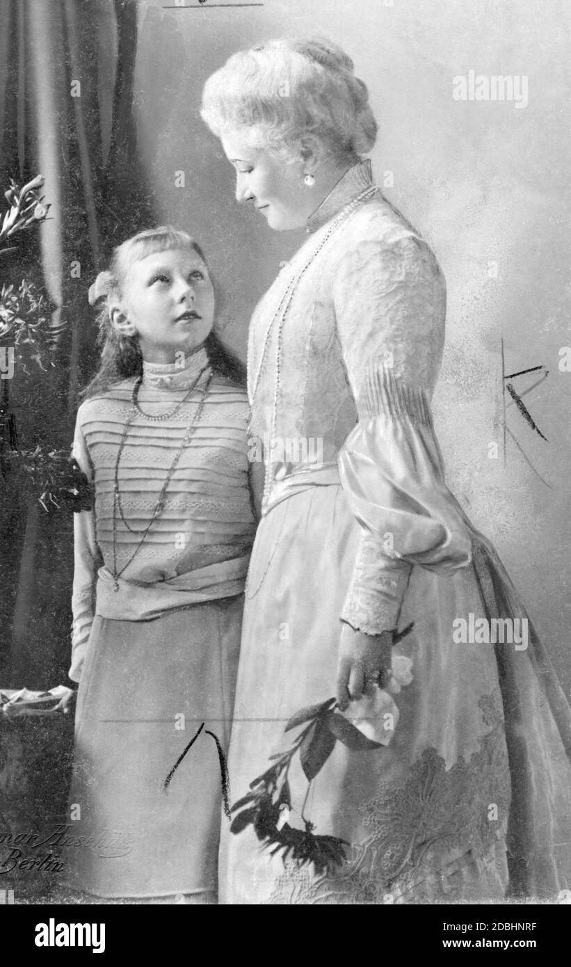 El retrato muestra a la emperatriz Augusta Victoria con su hija Victoria Louise de Prusia en 1903, tomada por el fotógrafo otomano Anschuetz en Berlín. Foto de stock