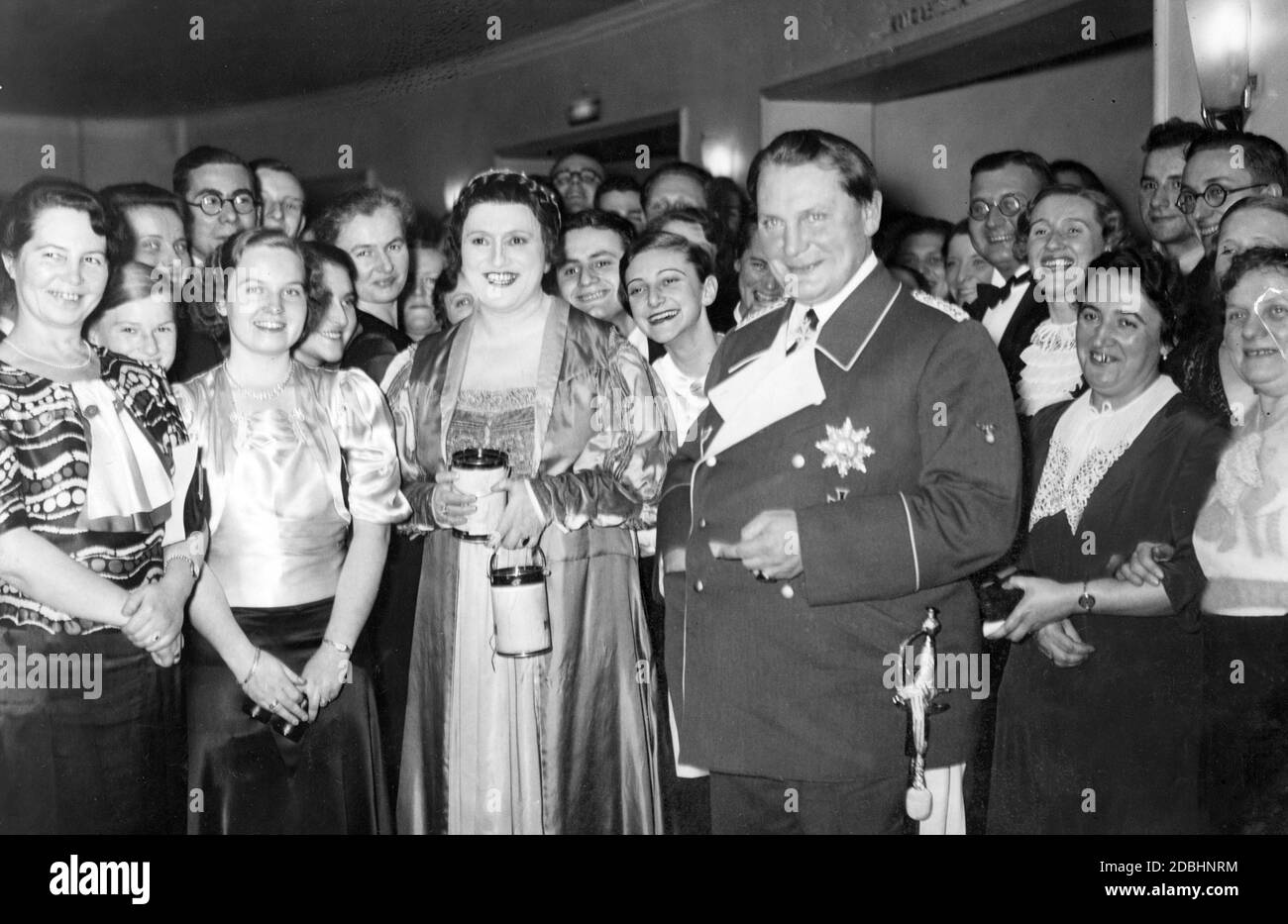 Hermann Goering y la cantante de ópera Margarete Arndt-Ober recogen donaciones para la Organización de Socorro de Invierno (WHW) en la Ópera Estatal el 4 de diciembre de 1934, en el día Nacional de Solidaridad. Fue el primer día de Solidaridad, que fue anunciado con la ayuda de figuras públicas famosas. Foto de stock