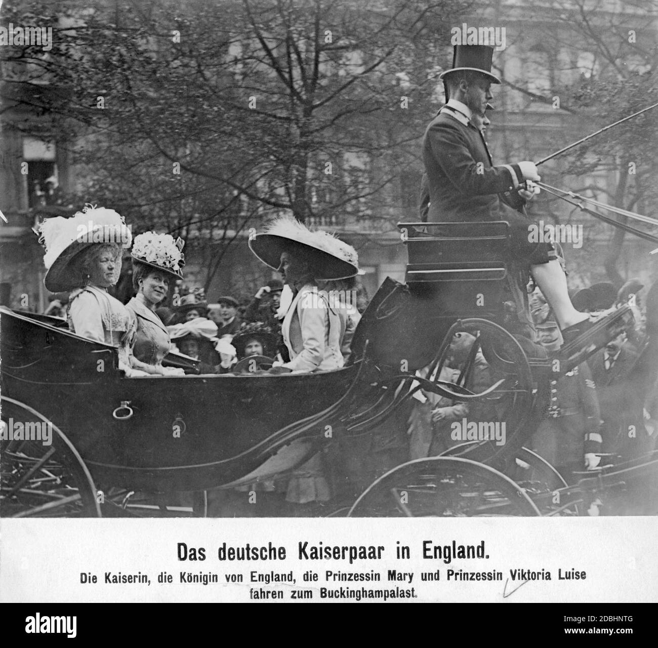 De izquierda a derecha: La emperatriz alemana Augusta Victoria, la reina María de Inglaterra (nee von Teck), la princesa Victoria Louise de Prusia y la princesa María (cubierta) viajan en un carruaje abierto a través de Londres hasta el Palacio de Buckingham. La pareja imperial alemana había venido a visitar Inglaterra en 1911. Foto de stock