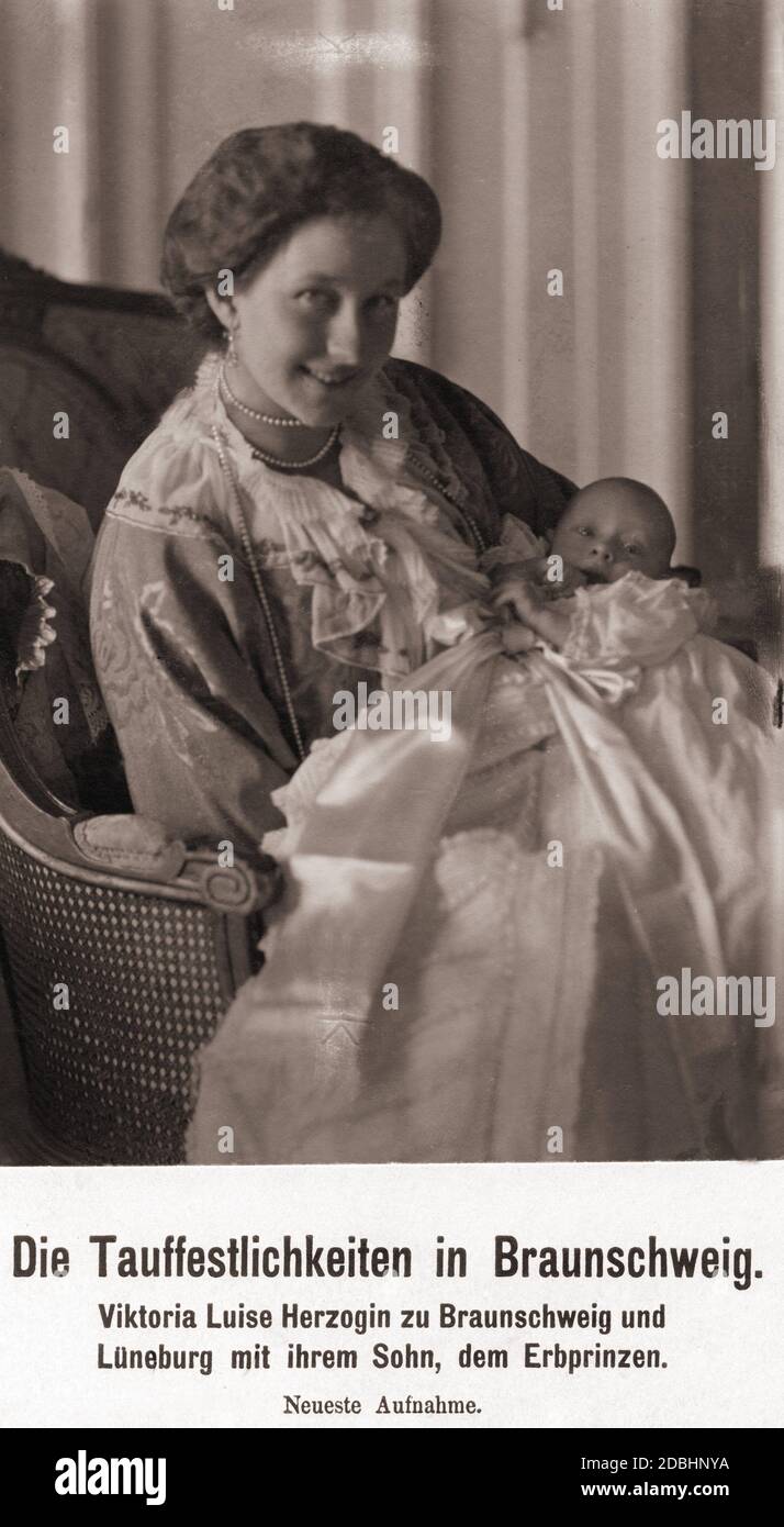 El 9 de mayo de 1914, el príncipe heredero Ernst August von Hannover fue bautizado en Braunschweig. El retrato lo muestra en los brazos de su madre, la duquesa Victoria Louise de Brunswick (nacida de Prusia). Foto de stock