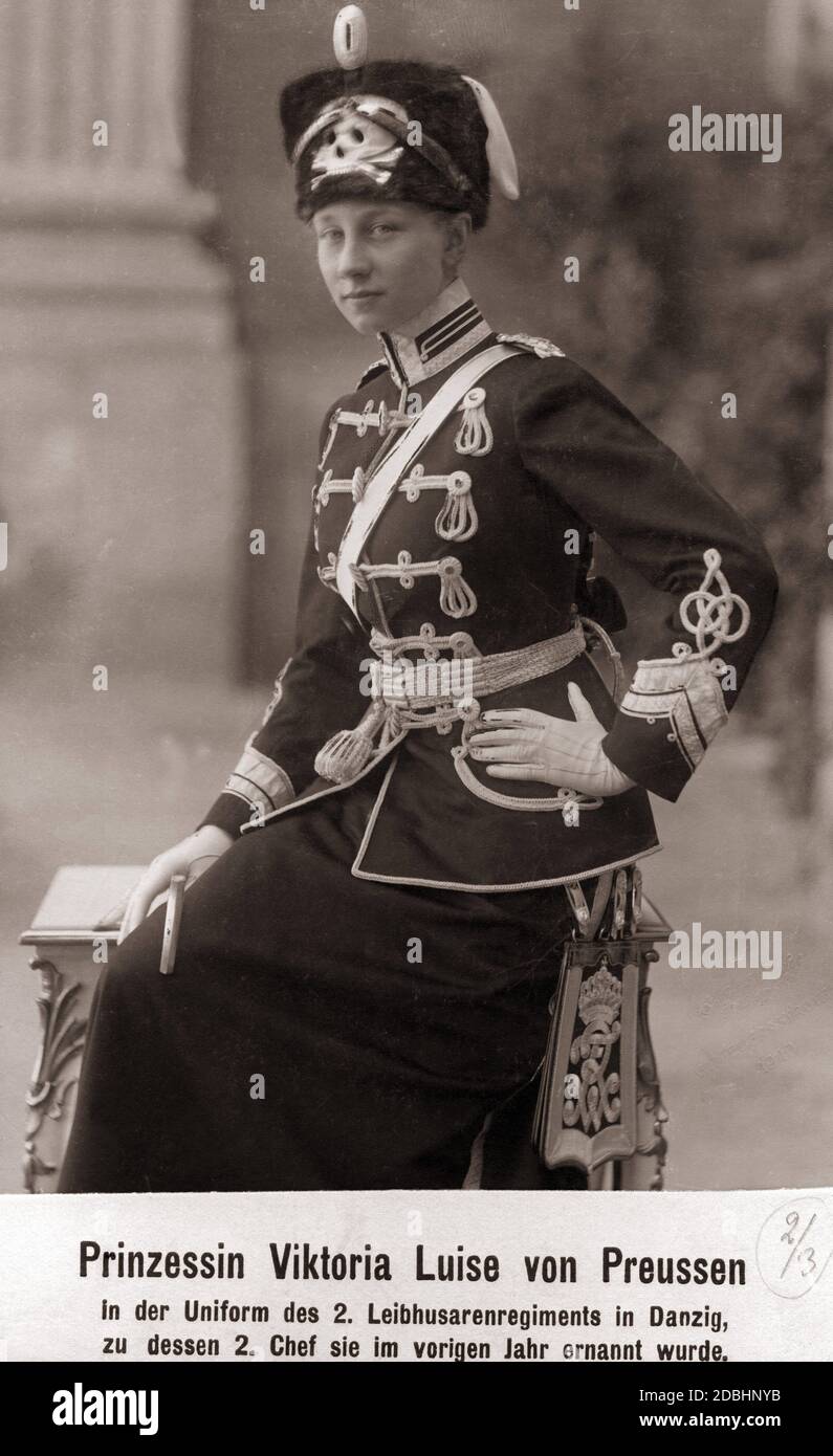El retrato muestra a la princesa Victoria de Prusia en 1910 en el uniforme de los 2. Leib-Husaren-Regiment „Koenigin Viktoria von Preussen“ Nr. 2. Ella era su segunda comandante del regimiento. Foto de stock