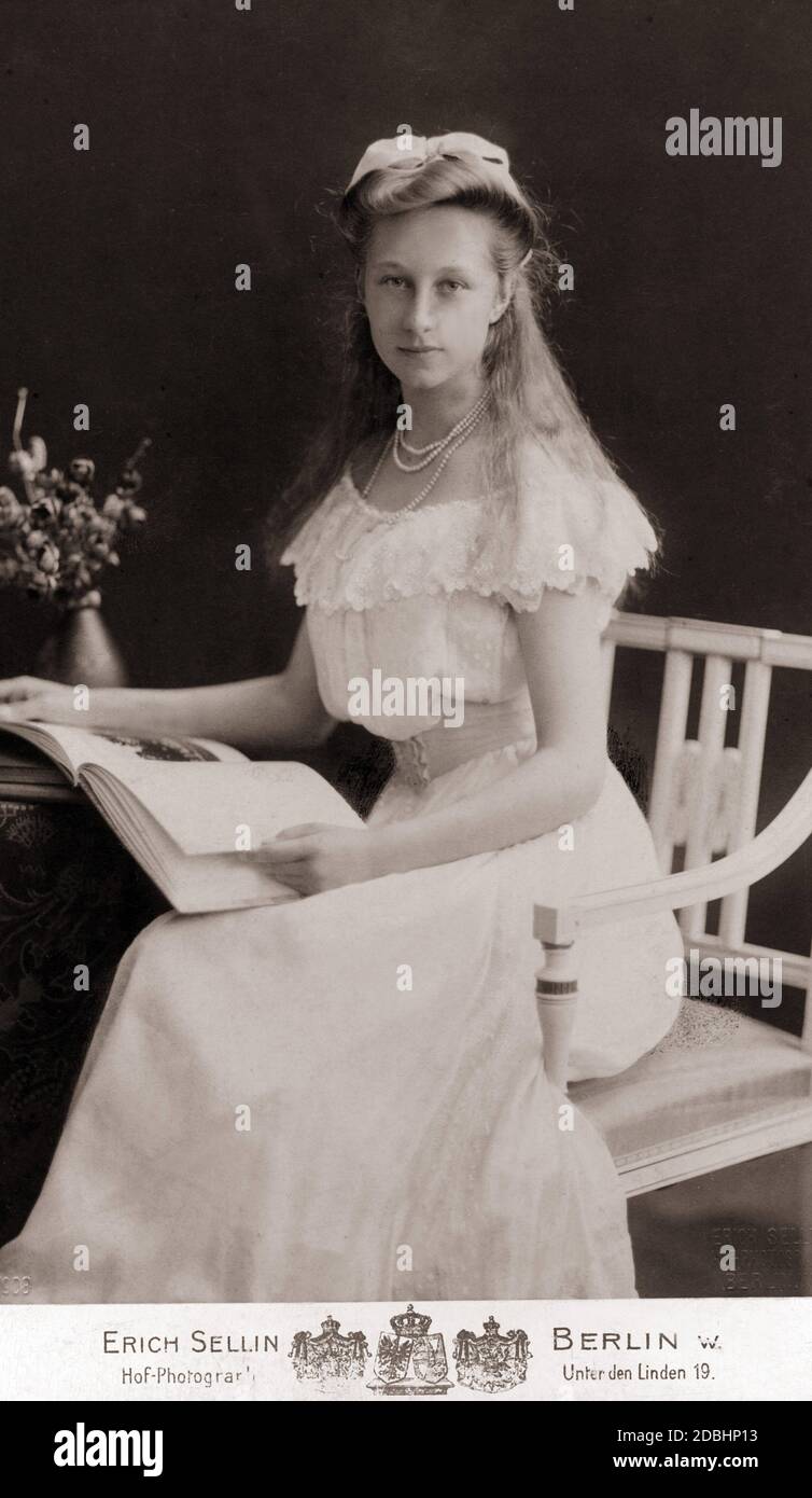 El retrato muestra a la princesa Victoria Louise de Prusia en 1908 con el vestido que llevaba para su confirmación. La fotografía fue tomada por el fotógrafo de la corte Erich Sellin de Berlín. Foto de stock