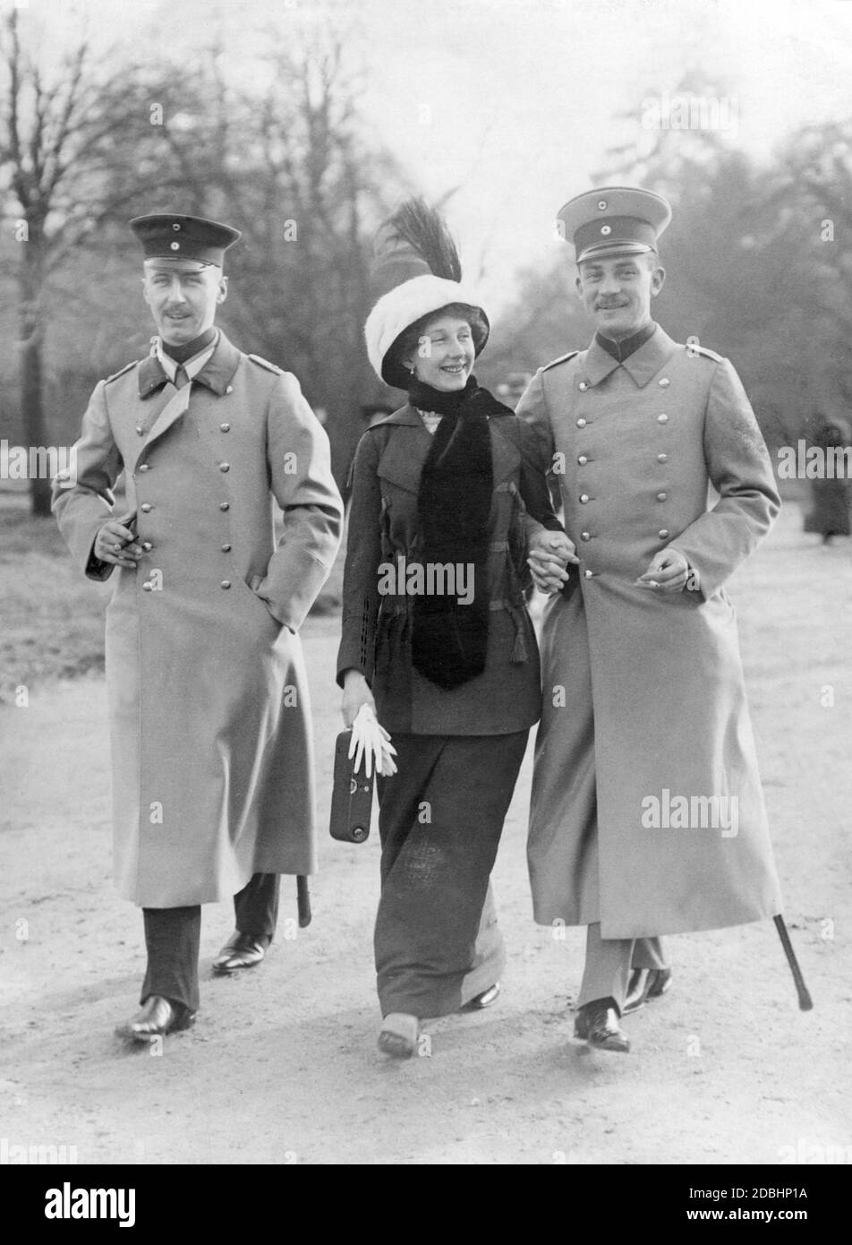 De izquierda a derecha: El príncipe Oskar de Prusia, la princesa Victoria Louise de Prusia y su prometido, el duque Ernst August III de Brunswick, dando un paseo por el Tiergarten de Berlín en 1913. Foto de stock
