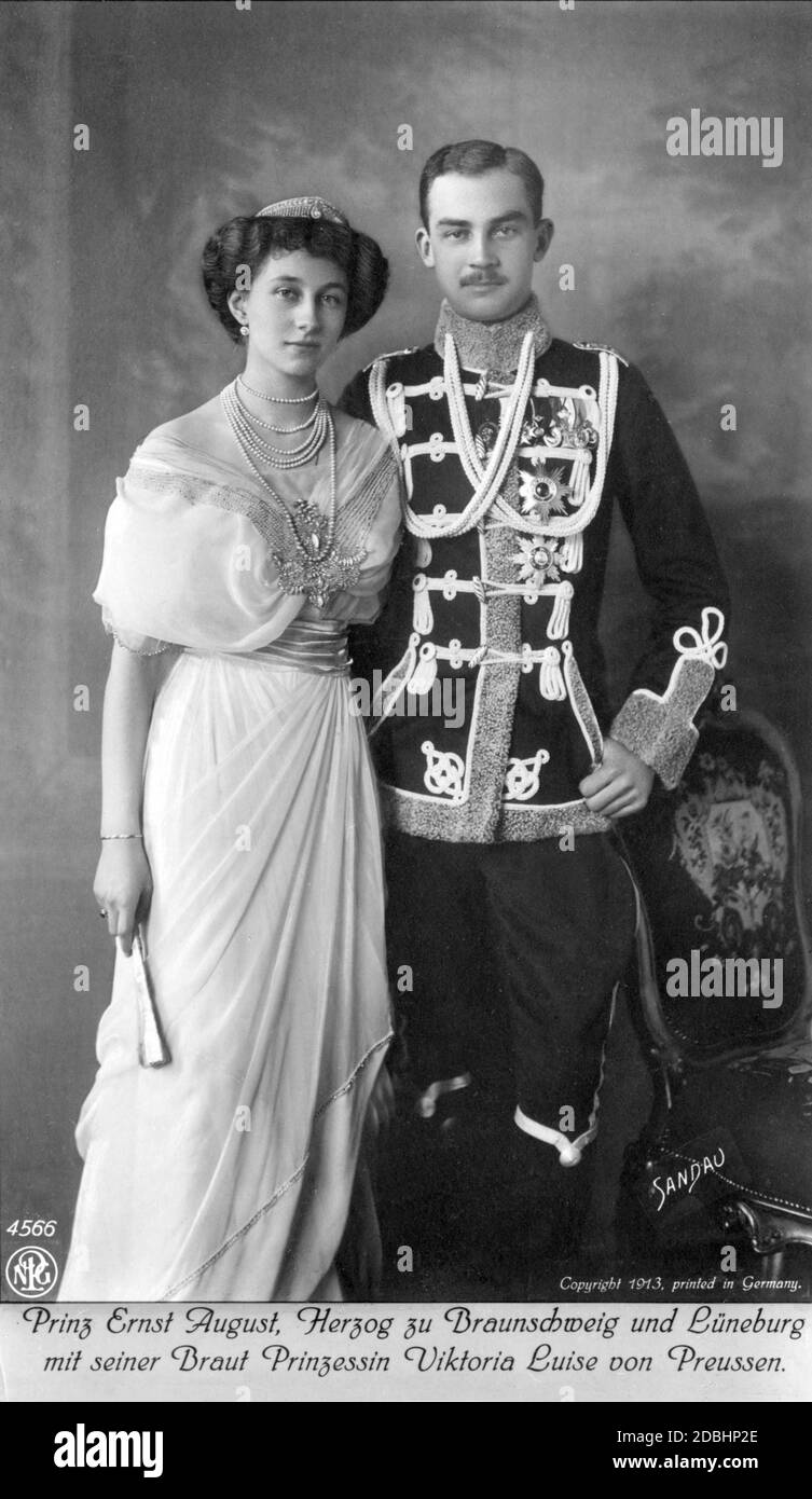 El retrato muestra a la pareja ducal Ernst August III de Brunswick-Lueneburg (en uniforme hussar) y Victoria Louise (nacido de Prusia) antes de su boda en mayo de 1913. Fotografía tomada por el fotógrafo Ernst Sandau en Berlín. Foto de stock