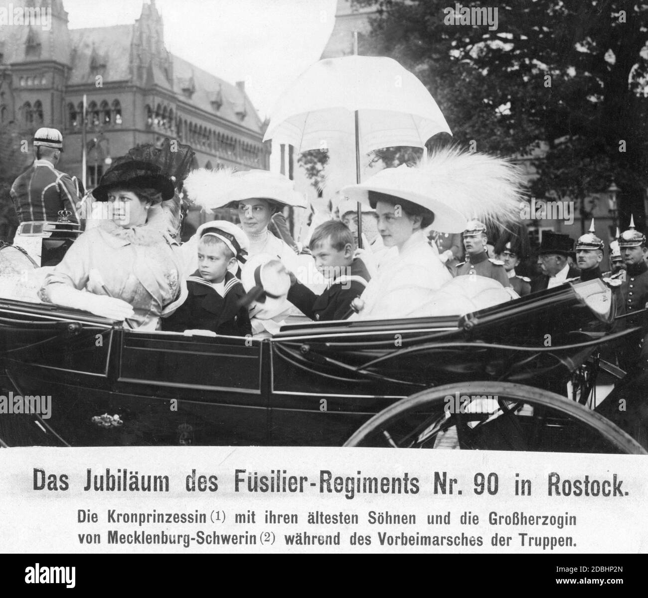 El 10 de agosto de 1913 se celebró el 125 aniversario del Regimiento Fusilier del Gran Ducal de Mecklemburgo Kaiser Wilhelm no 90. A la ceremonia asistieron, entre otros, de izquierda a derecha: El príncipe Luis Fernando de Prusia, la princesa de la Corona Cecilie de Prusia (nacido de Mecklemburgo), el príncipe Wilhelm de Prusia y la gran duquesa Alexandra de Mecklemburgo-Schwerin (nacido de Hanover y Cumberland, a la derecha en el carruaje). Ellos observan la marcha de las tropas. En el fondo a la izquierda, el Staendehaus Rostock, a la derecha el Steintor. Foto de stock