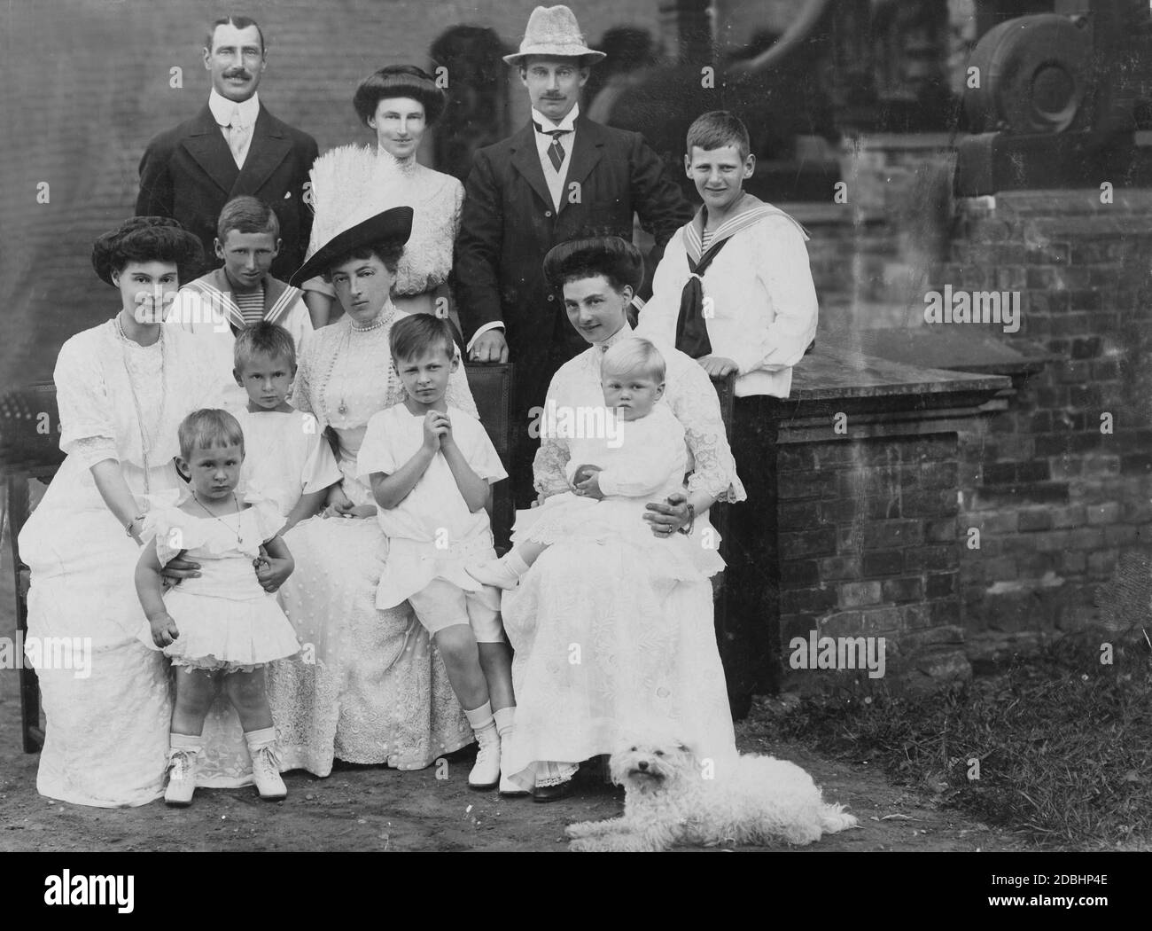 La foto muestra a Cecilie con sus hijos, su madre, sus hermanas y otros parientes. Fila de atrás de izquierda a derecha: Christian X de Dinamarca (en ese momento todavía Príncipe Heredero), Princesa de la Corona Alexandrine de Dinamarca (nacido de Mecklemburgo), Gran Duque Friedrich Franz IV de Mecklemburgo-Schwerin, Príncipe Frederik de Dinamarca. Primera fila de izquierda a derecha: Cecilie de Mecklenburg con el príncipe Hubertus de Prusia en sus brazos, el príncipe Knut de Dinamarca (en traje de marinero), el príncipe Louis Ferdinand de Prusia, la gran duquesa Anastasia de Mecklenburg-Schwerin (nee Romanova), el príncipe Wilhelm de Prusia (de Cecilie Foto de stock