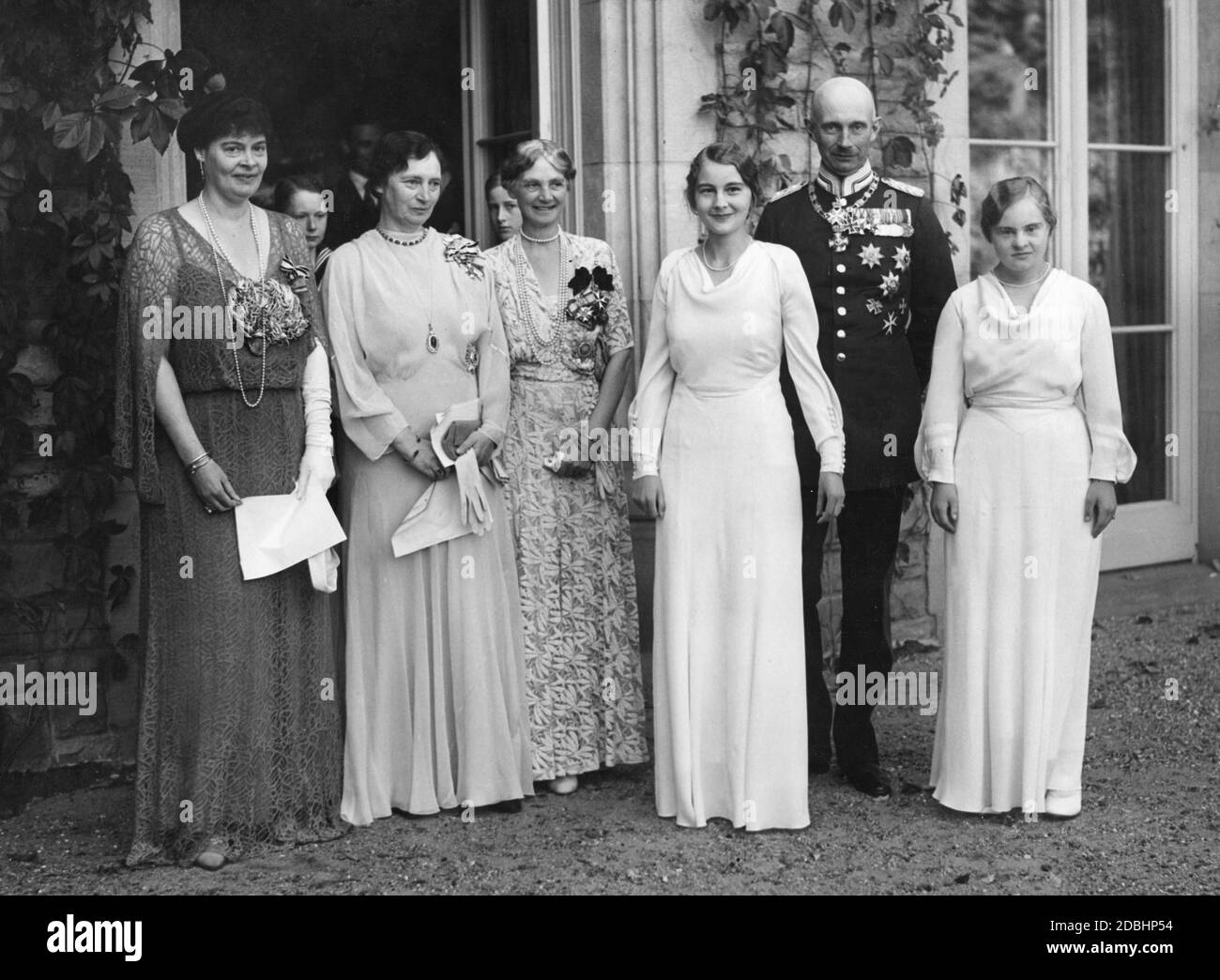 De izquierda a derecha: Princesa de la Corona Cecilie de Mecklemburgo, Alexandrina de Mecklemburgo (Reina de Dinamarca), Alexandra de Hannover y Cumberland (Gran Duquesa de Mecklemburgo-Schwerin), princesa Alexandrina de Prusia, Friedrich Franz IV (Gran Duque de Mecklemburgo-Schwerin, lleva una serie de insignias, incluyendo la Orden de la Casa de la Corona Wendish y la Real Orden de la Casa de Hohenzollern con cuello) y la Princesa Cecilie de Prusia. La confirmación tuvo lugar el 22 de octubre de 1934 en el Palacio Cecilienhof de Potsdam. Foto de stock