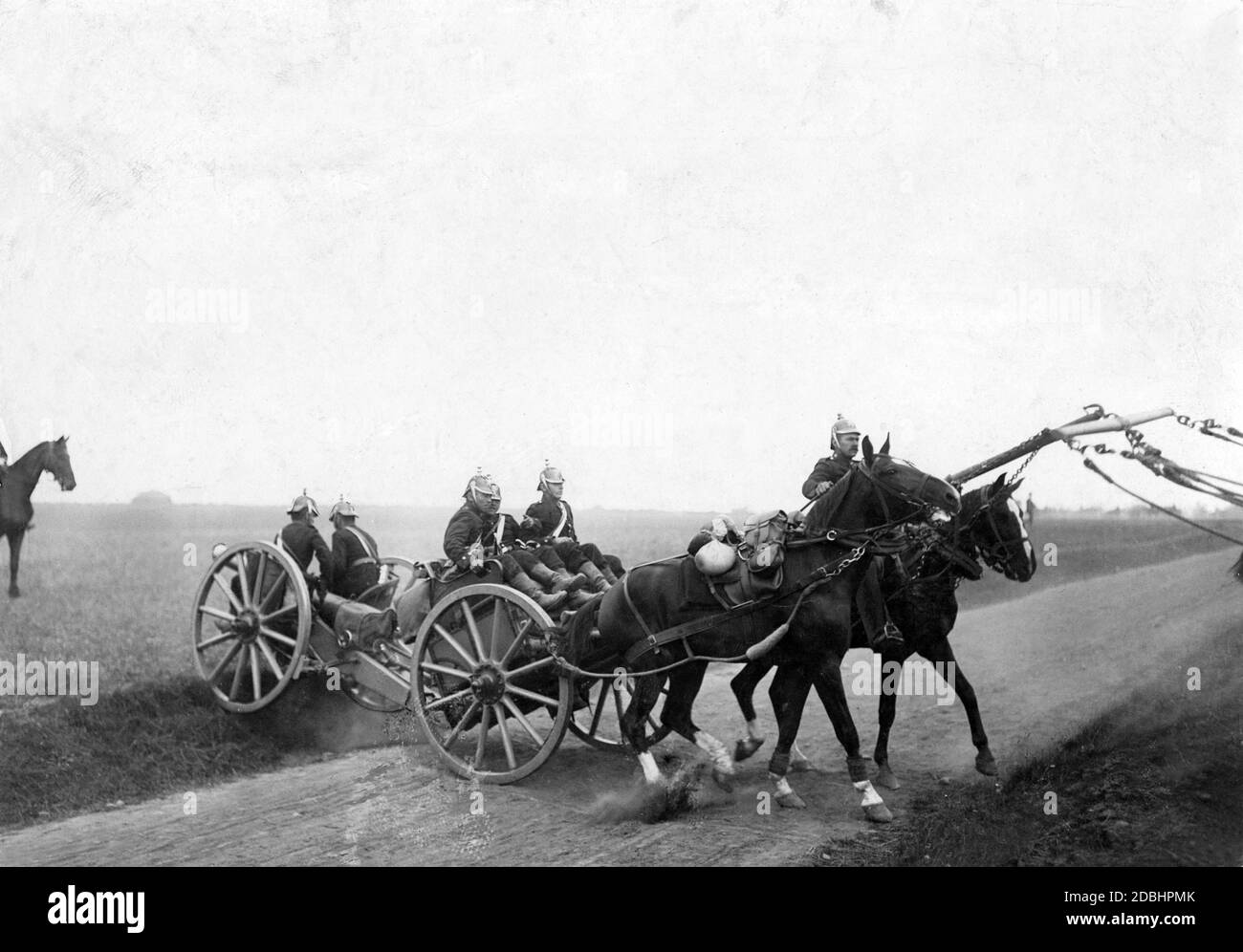 Artilleros del Ejército Alemán durante una maniobra. Foto de stock