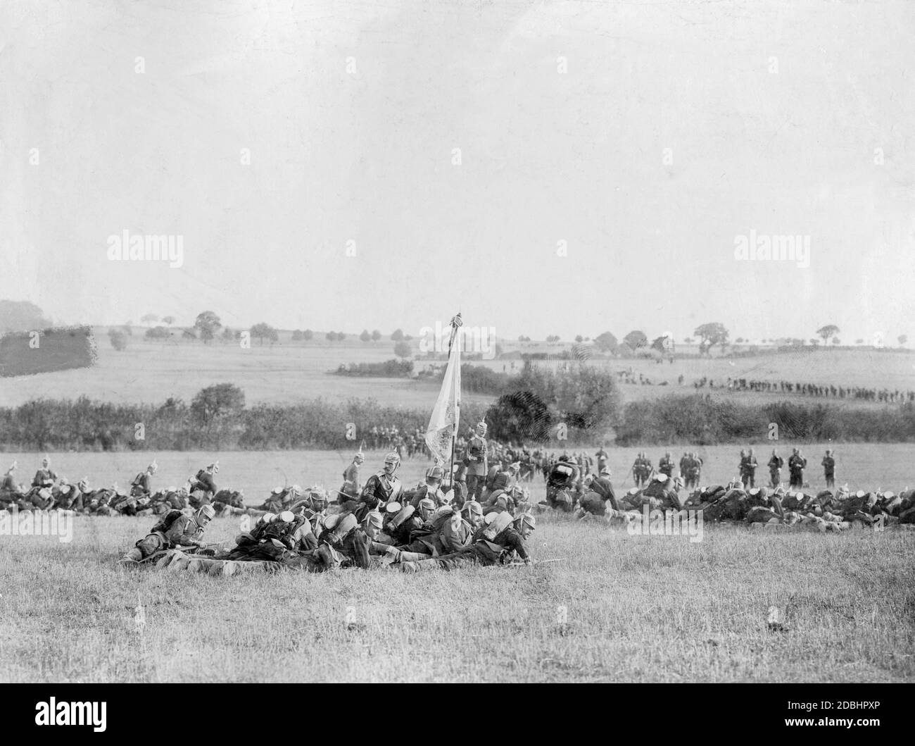 Soldados en el campo durante un ejercicio de maniobra. Foto de stock
