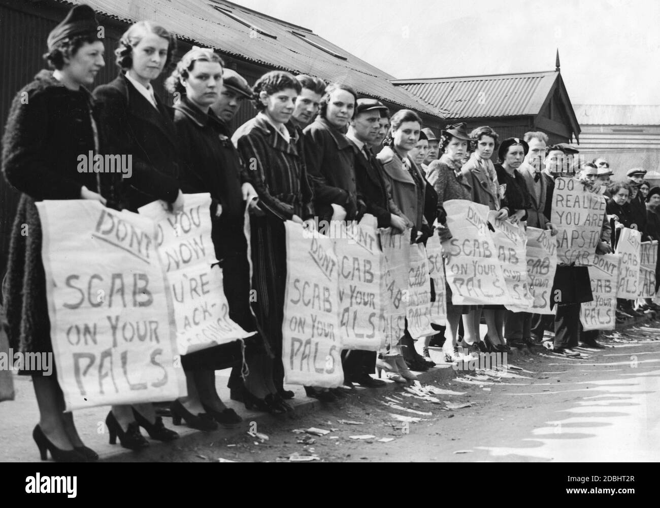Los trabajadores en huelga en una fábrica de armamento en Woolwich utilizan carteles para instar a sus colegas y posibles voluntarios a no ser rompedores de huelga. Foto de stock