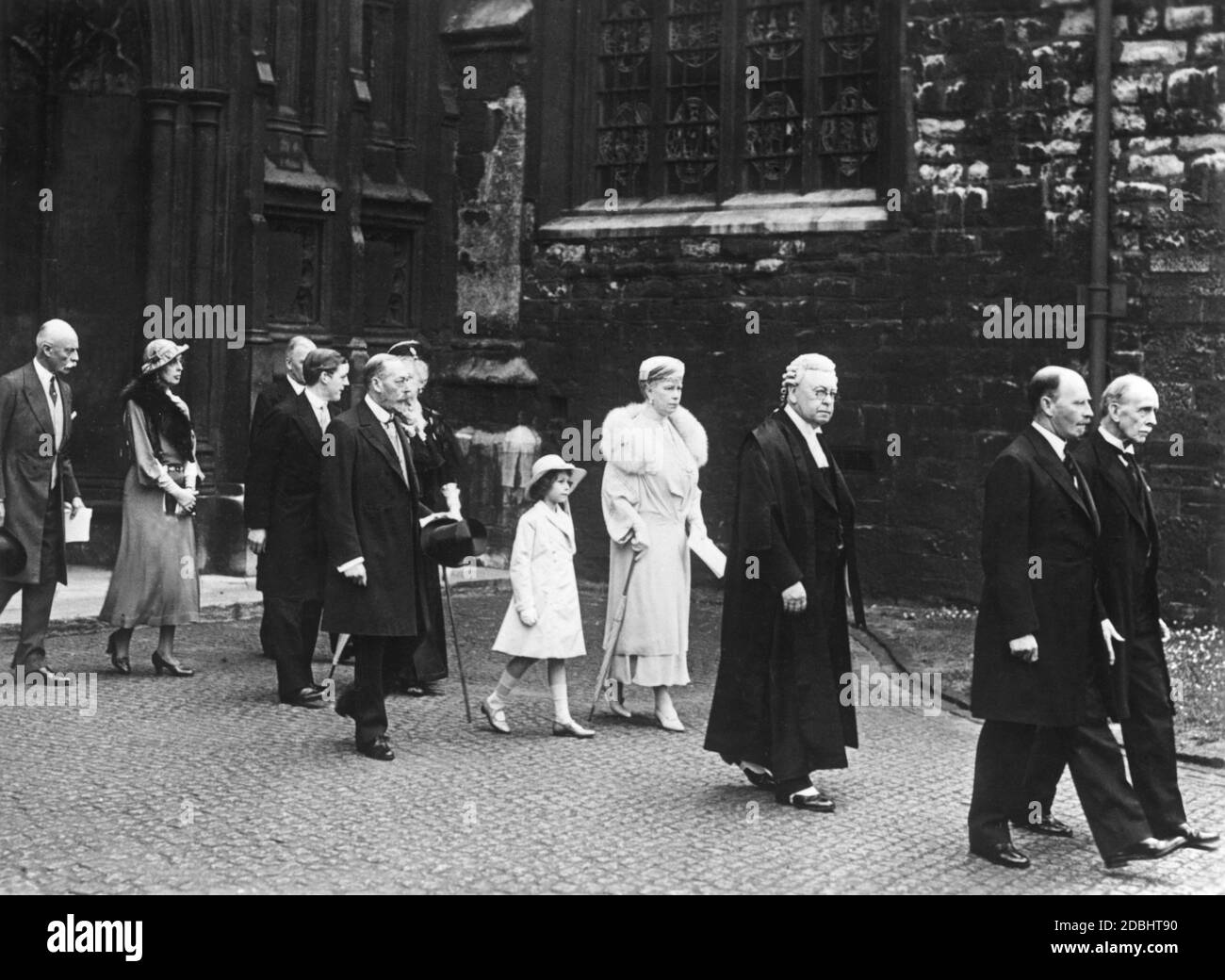 El rey Jorge V (cuarto desde la izquierda) deja la Abadía de Westminster con la reina María (quinto desde la izquierda) y la princesa Isabel (sexto desde la izquierda) después de un servicio de rogación para la población afectada por el desempleo. (foto sin fecha) Foto de stock