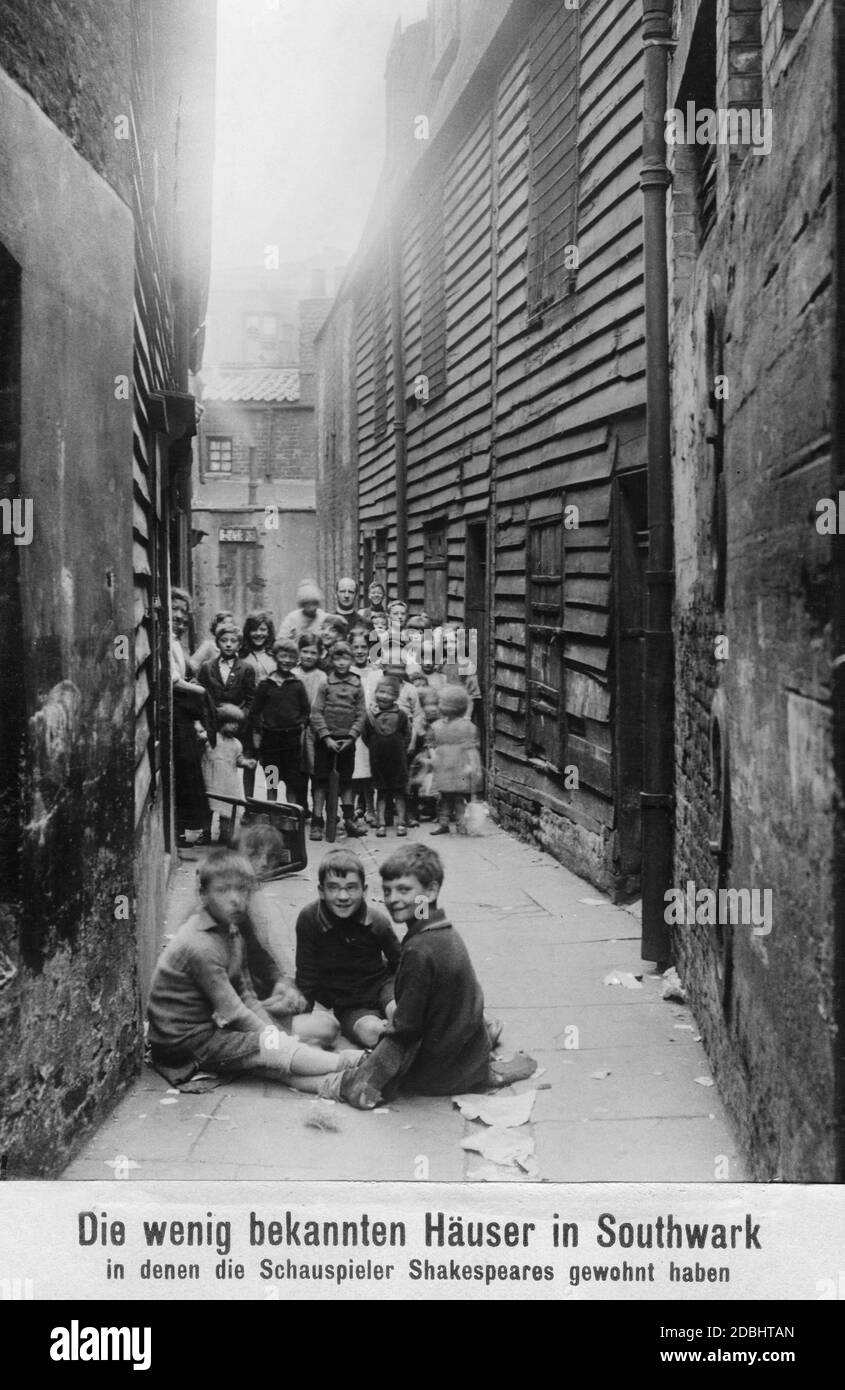 Niños en un barrio marginal en el distrito de Southwark en Londres. Foto de stock