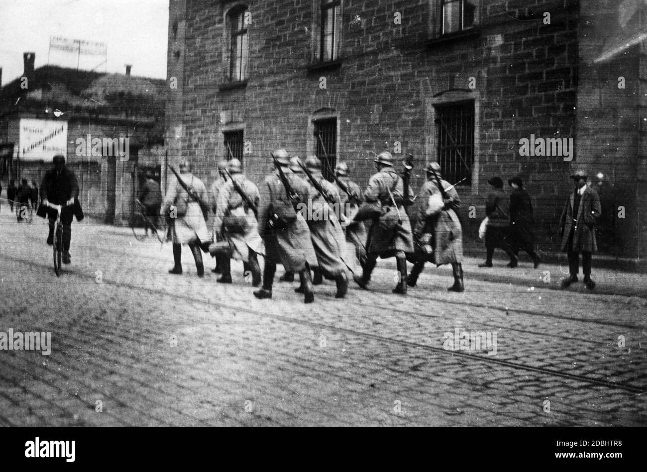 Soldados franceses que salen de Saarlouis. Foto de stock
