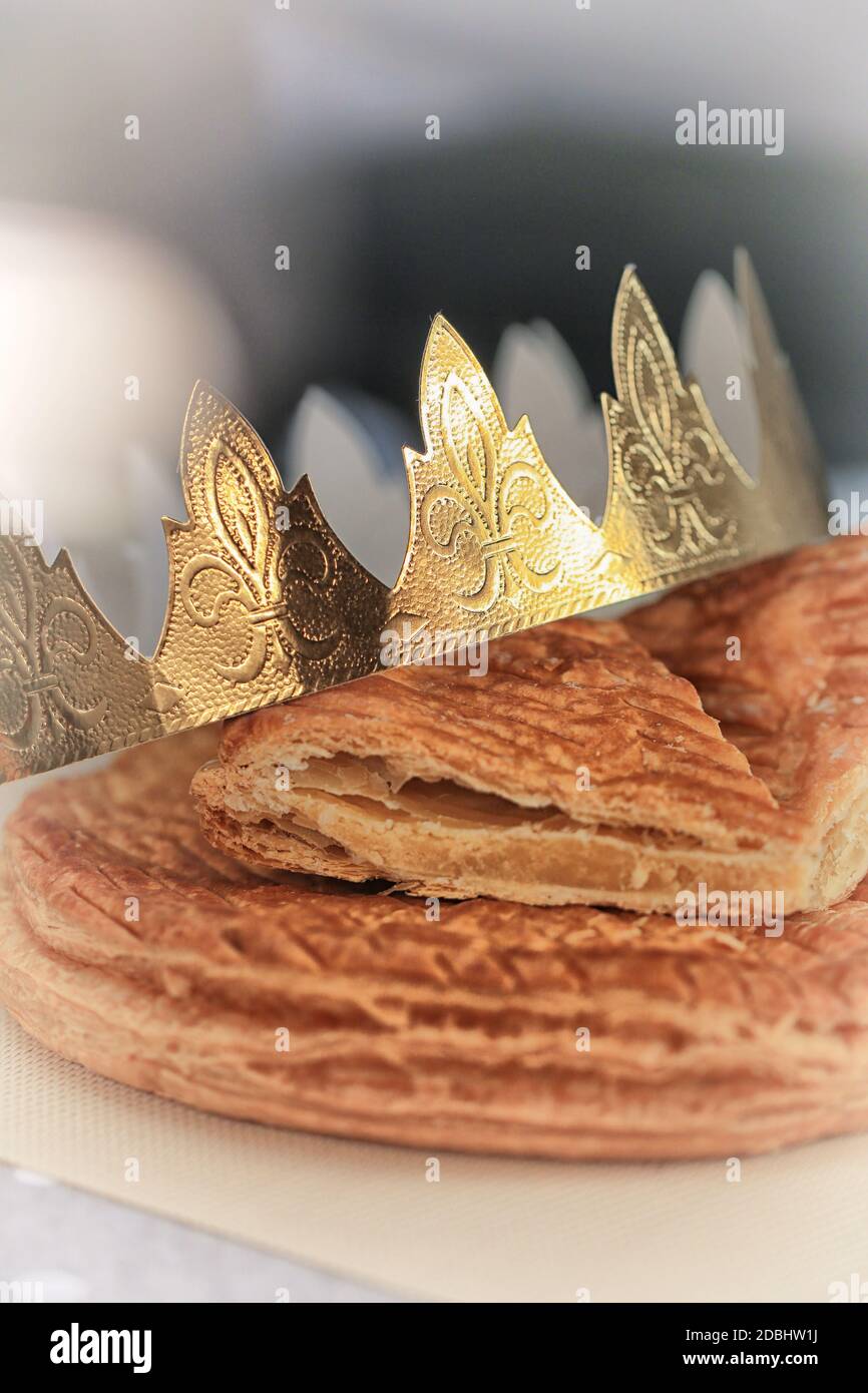 king cake, galette des rois y su corona de cerca Fotografía de stock