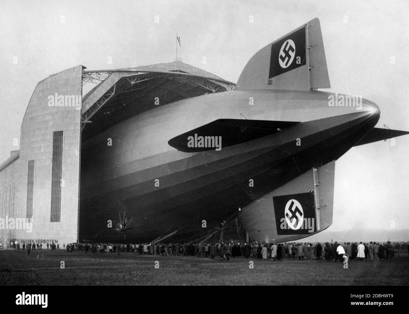 'LZ 129 ''Hindenburg'' es sacado del hangar.' Foto de stock
