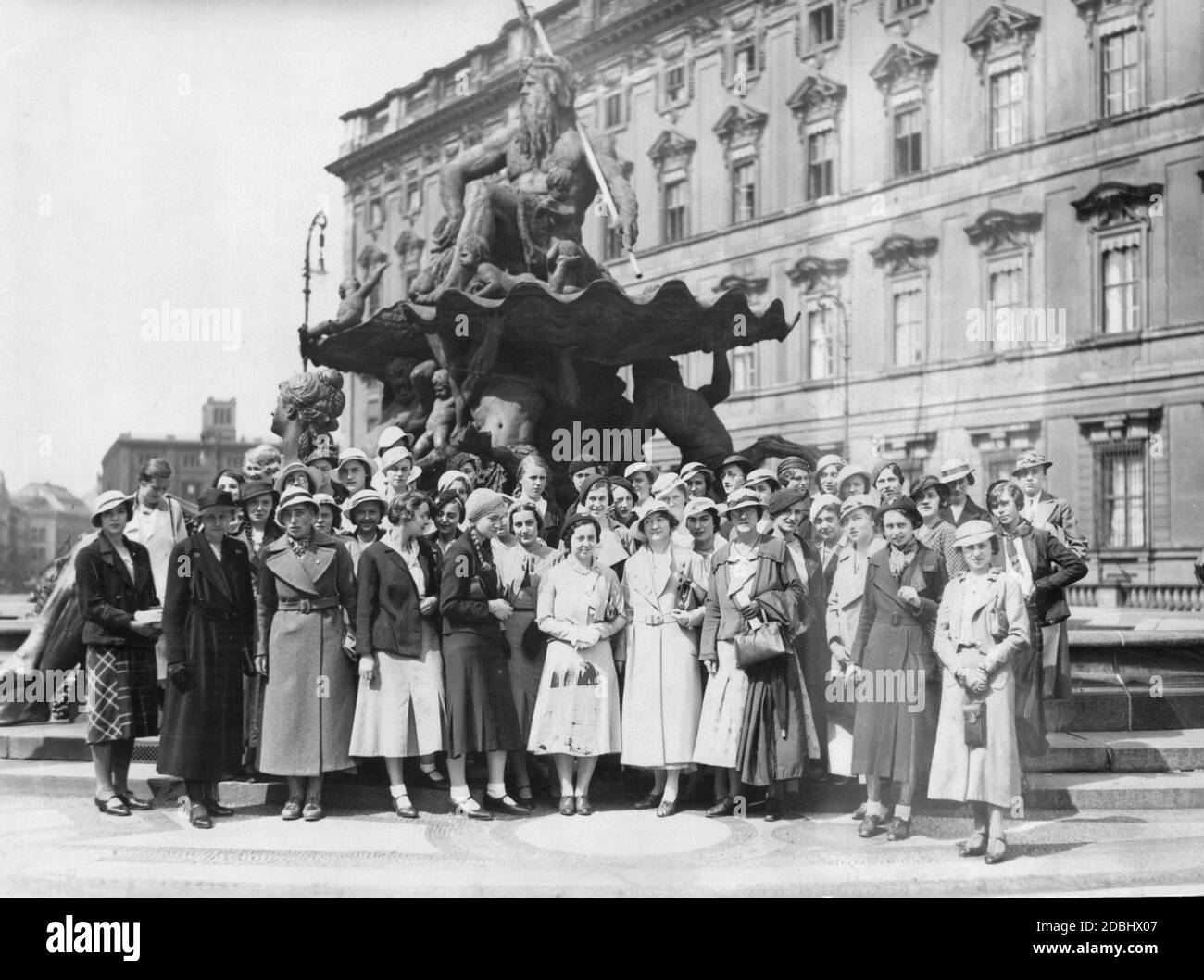 'Después de una estancia de varias semanas en Dresden, estudiantes de intercambio francés visitan Berlín, aquí delante de la Begasbrunnen (''Fuente Neptuno') en el Palacio de Berlín.' Foto de stock