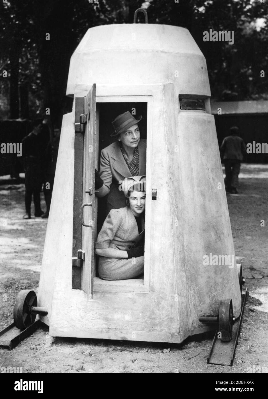 Dos parisinos en un refugio móvil de ataque aéreo. Foto de stock
