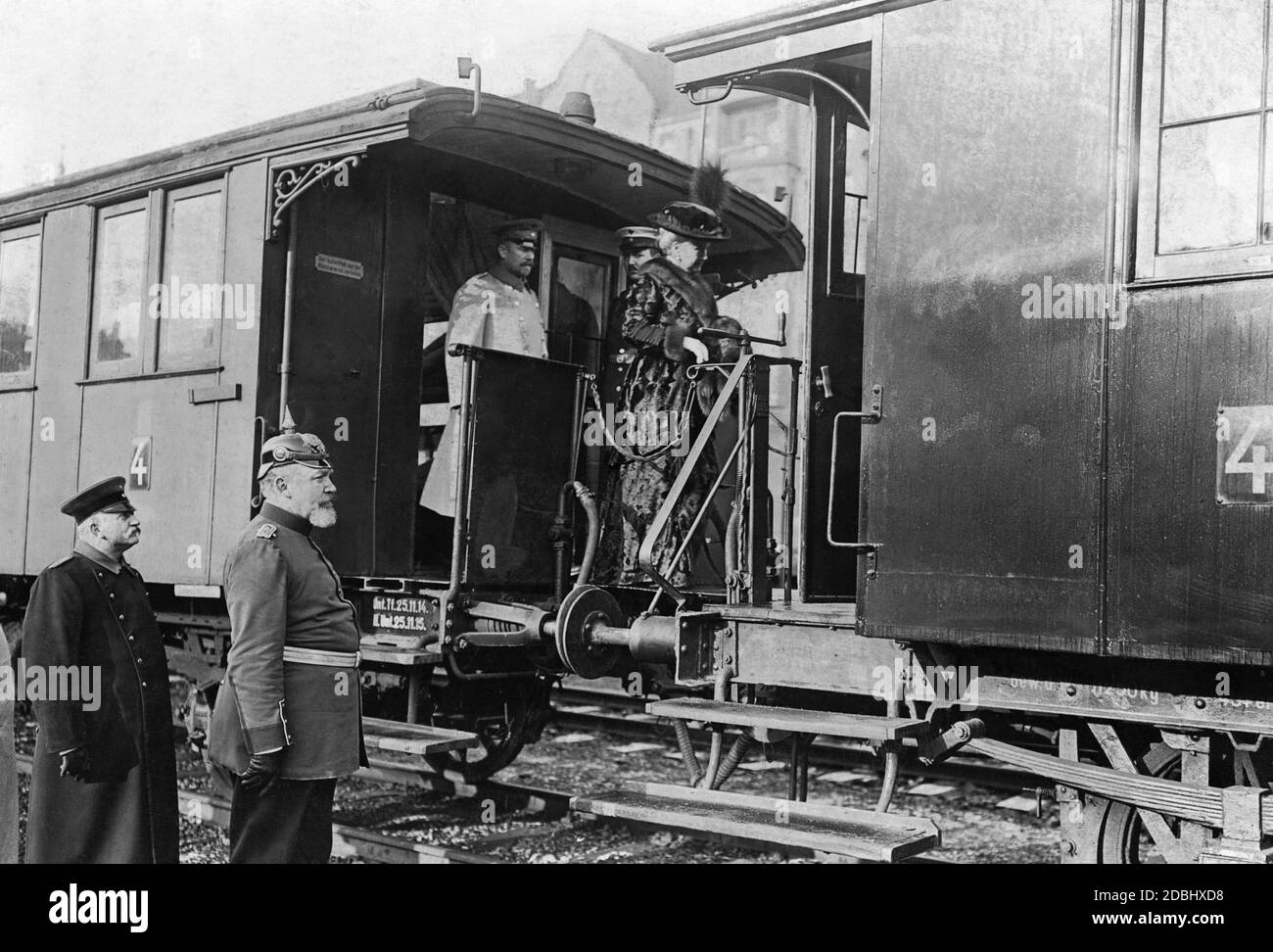 Emperatriz Augusta Victoria visitando un tren del hospital. Foto de stock