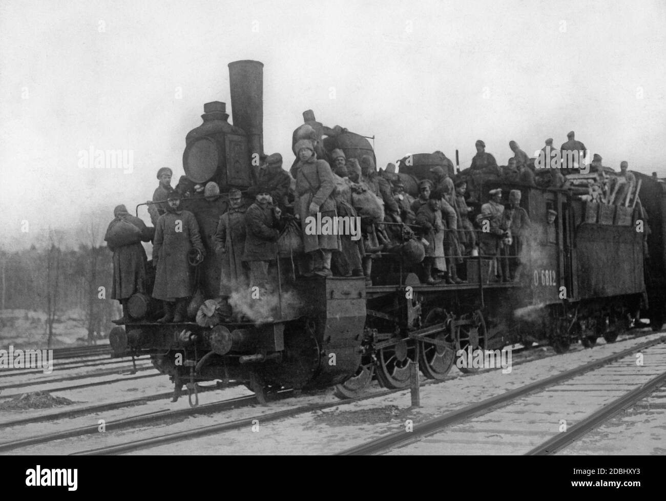 Un tren lleno de ex prisioneros de guerra alemanes y austriacos en su camino de vuelta a casa. Aquí llegan a la frontera del Reich Alemán en los Estados bálticos. Foto de stock