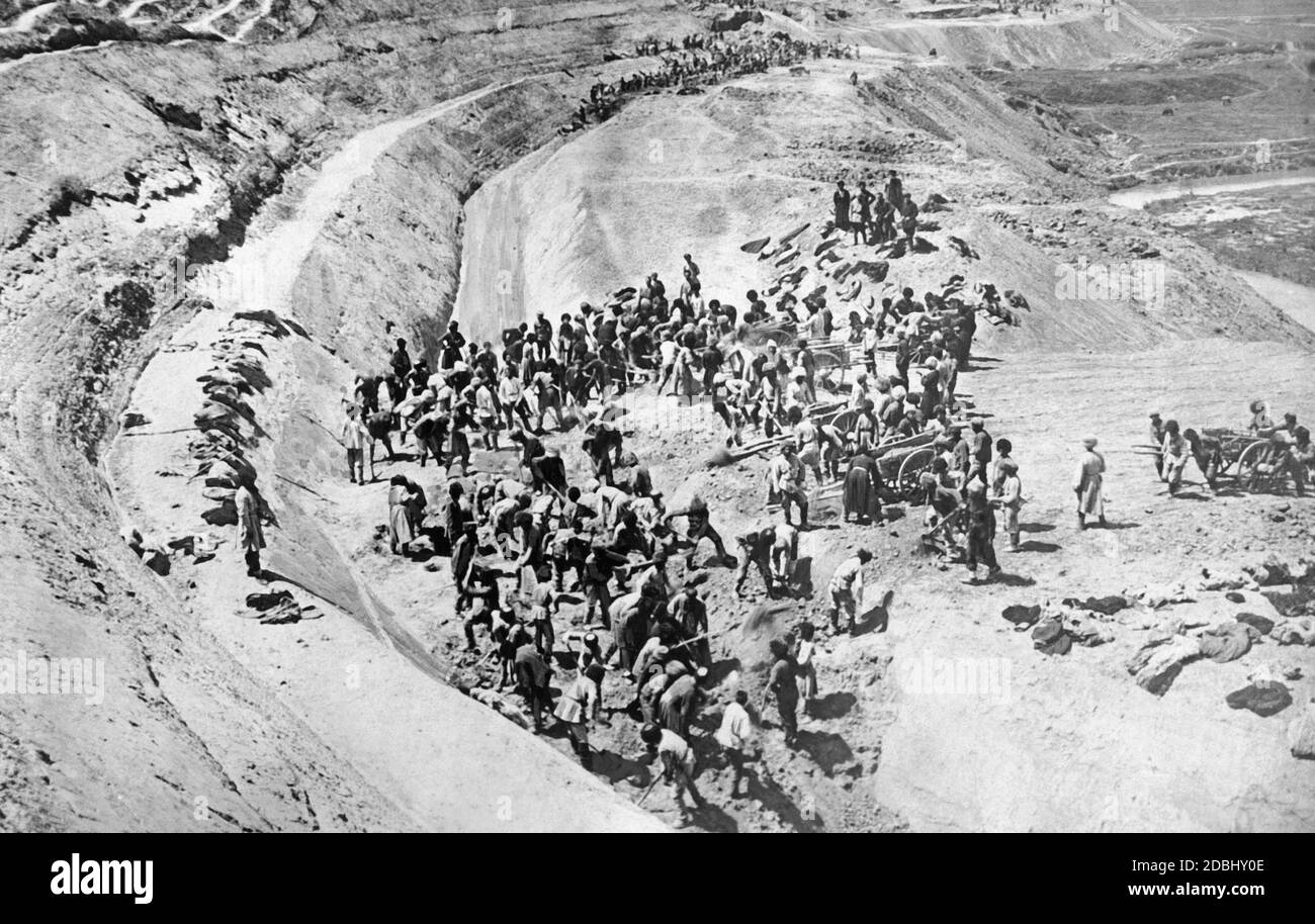 El desarrollo económico en la Unión Soviética - aquí los trabajadores de la construcción de un canal en la República del Cáucaso de Daguestán - tenía la intención de ayudar a la Unión Soviética a ponerse al día con los tiempos modernos. Foto de stock
