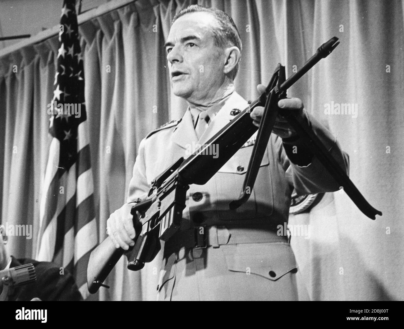 El Comandante del cuerpo de Infantería de Marina Gen Wallace M Greene, Jr., defiende el controvertido fusil M-16 durante una conferencia de prensa en el Pentágono diciendo que el arma ha demostrado ser una "arma responsable, de impacto duro y ligera" para las tropas estadounidenses que requiere más cuidado por los soldados que las armas de fuego anteriores, Washington, DC, 5/27/1967. (Foto de la Agencia de Información de los Estados Unidos/Imágenes de la Vintage de la RBM) Foto de stock