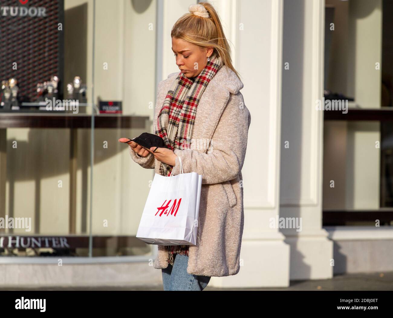 H&m carrying bag fotografías e imágenes de alta resolución - Alamy