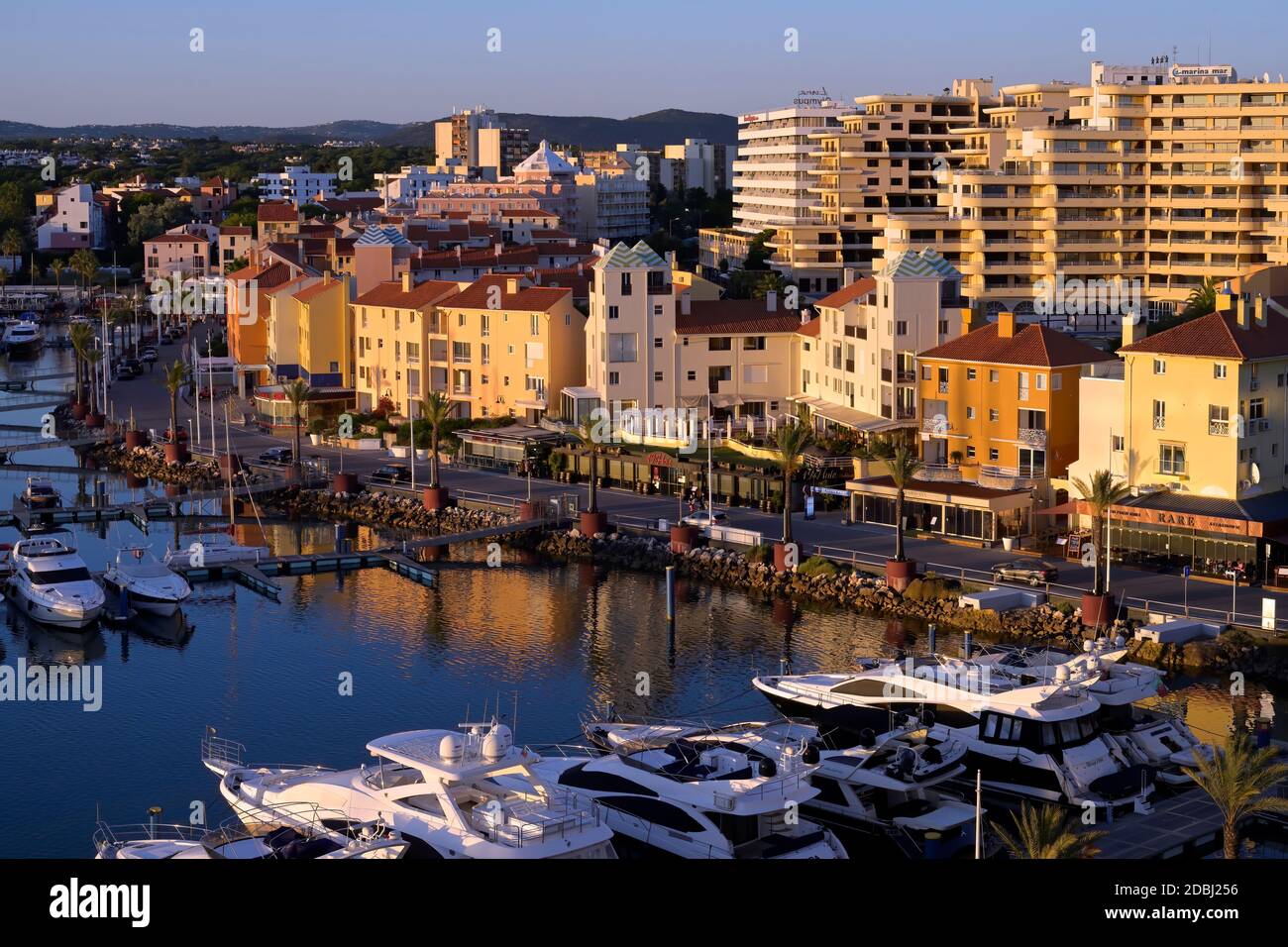 Puerto deportivo de Vilamoura por la noche, Algarve, Portugal, Europa  Fotografía de stock - Alamy