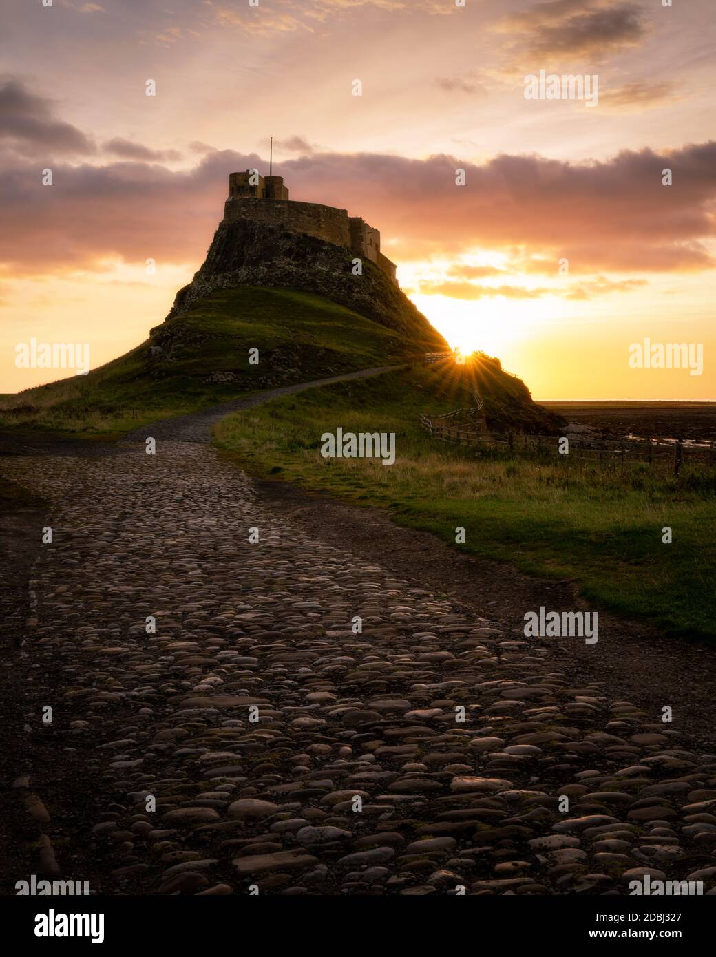 Castillo de Lindisfarne al amanecer, Holy Island, Northumberland, Inglaterra, Reino Unido, Europa Foto de stock