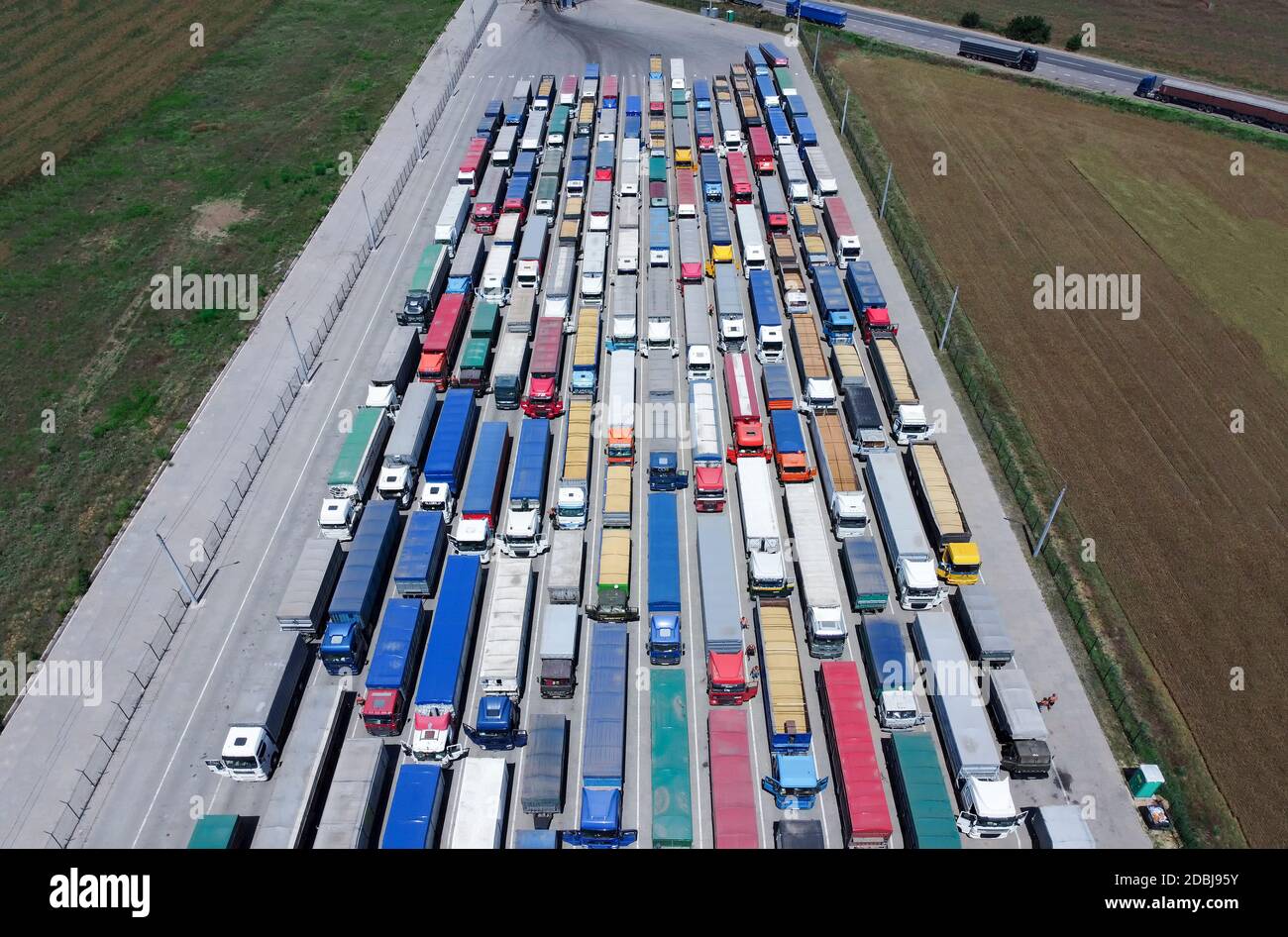Un patrón de muchos camiones tomados de una altura. Los camiones se  alinearon para descargar el grano en el puerto. Transporte y logística  Fotografía de stock - Alamy
