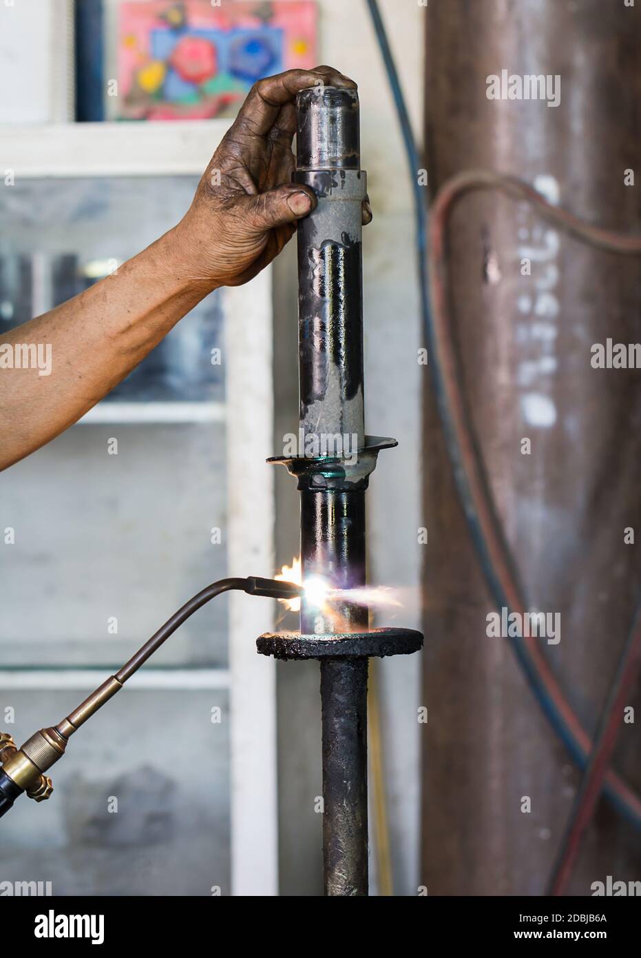 Los soldadores estaban reparando cortando los amortiguadores de un coche en  el taller Fotografía de stock - Alamy