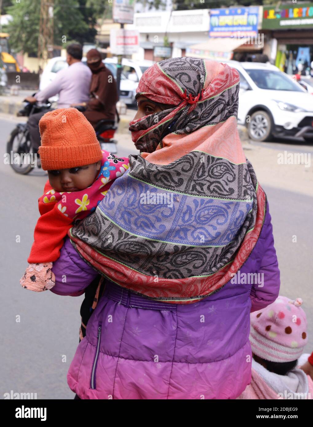 Beawar, Rajasthan, India, 17 de noviembre de 2020: Las personas que usan  ropa de abrigo caminan a lo largo de una carretera durante el frío día de  invierno en Beawar. La ciudad