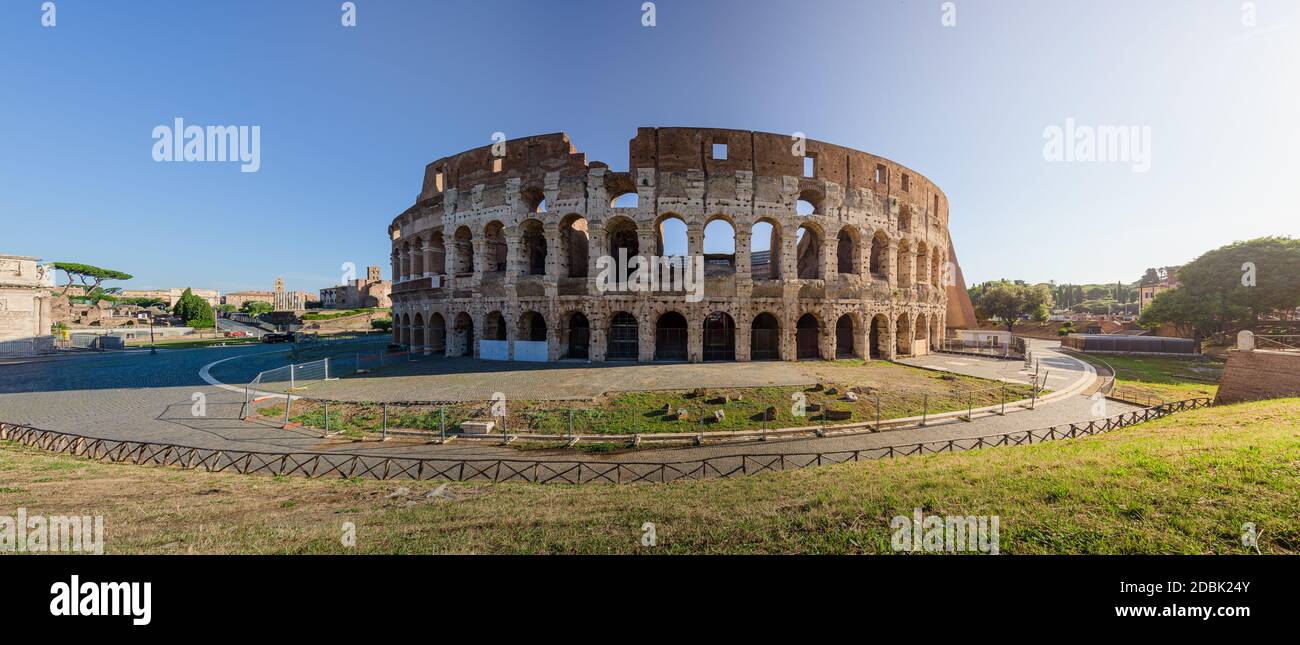 Panorama del anfiteatro del Coliseo desde la cresta del sur, al amanecer, en Roma, Italia, mostrando arcos de piedra y obras de ladrillo del borde interior de la th Foto de stock