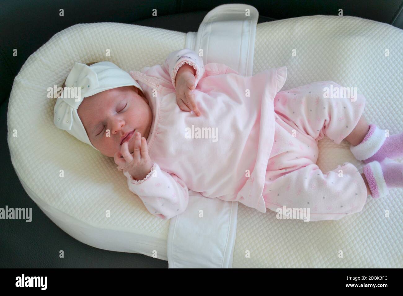 Nutrición talento Terminal Bebé recién nacido niña con vestido rosa se encuentra en una almohada  especial para los bebés. Foto de alta calidad Fotografía de stock - Alamy