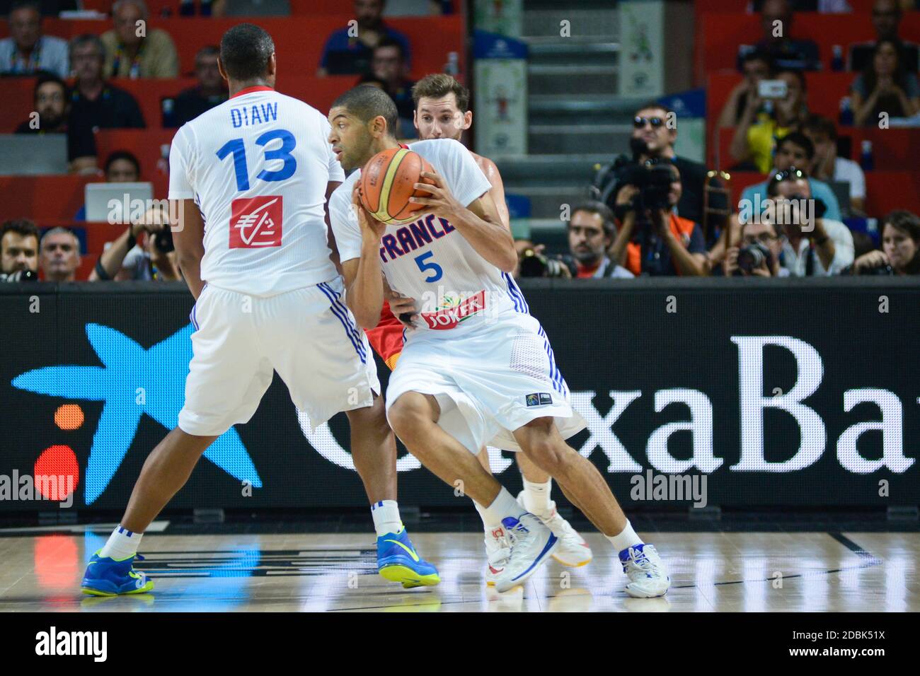 Nicholas Batum corriendo la selección y el rollo con Boris Diaw. Equipo Nacional de Baloncesto de Francia. Copa Mundial de la FIBA España 2014 Foto de stock