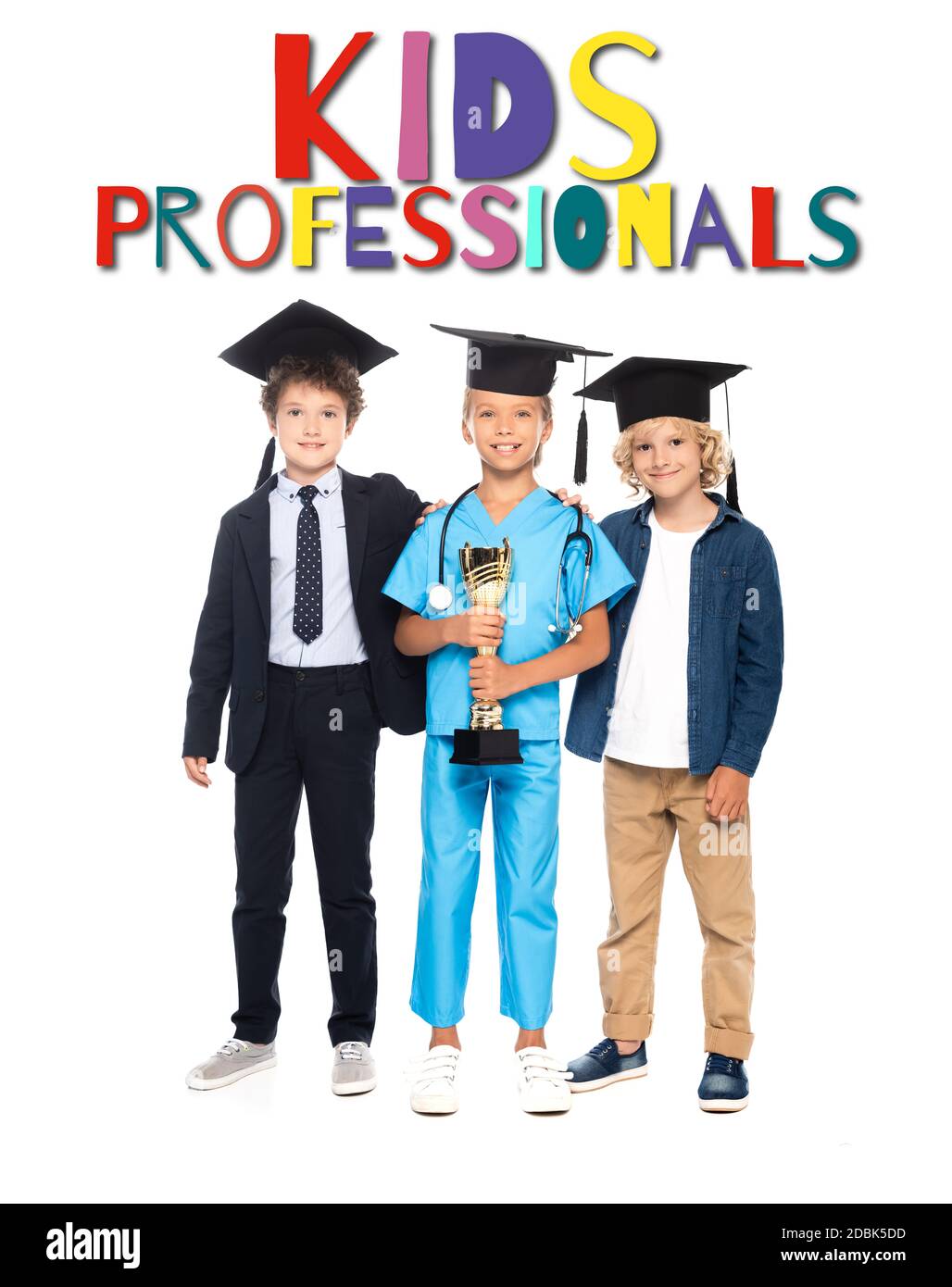 niños gorras de graduación vestidos con trajes de diferentes profesiones sosteniendo el trofeo de oro cerca de los niños profesionales que se aletían en blanco Fotografía de stock Alamy
