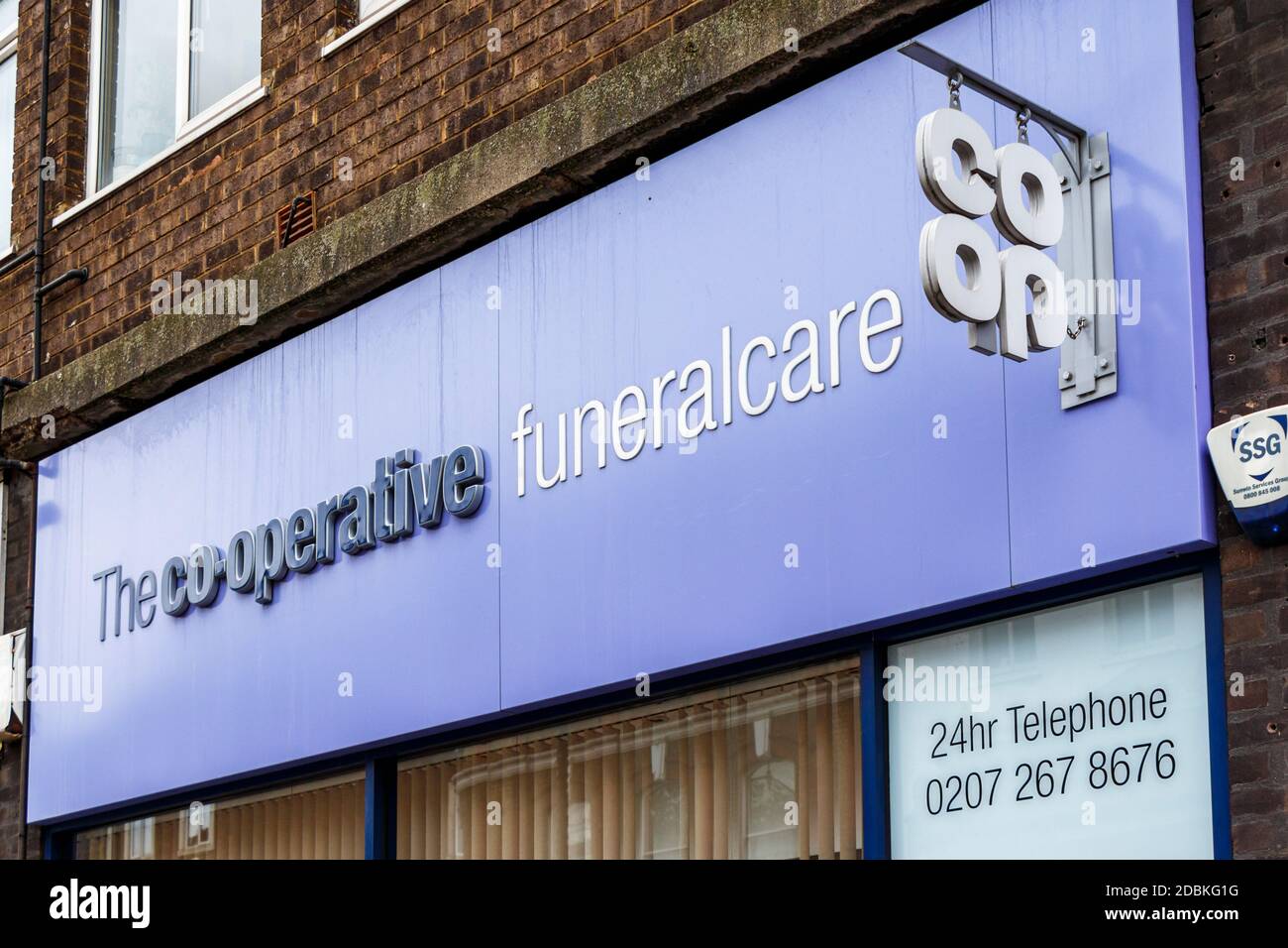 The Co-operative funeral care shop in Kentish Town, Londres, Reino Unido Foto de stock