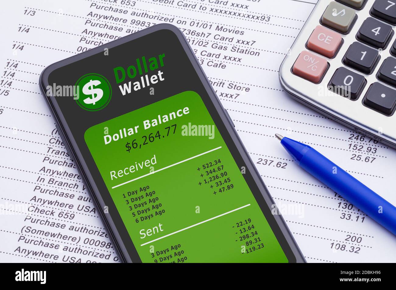 Teléfono inteligente con cartera de dólares digitales en extracto bancario con calculadora y bolígrafo. Foto de stock