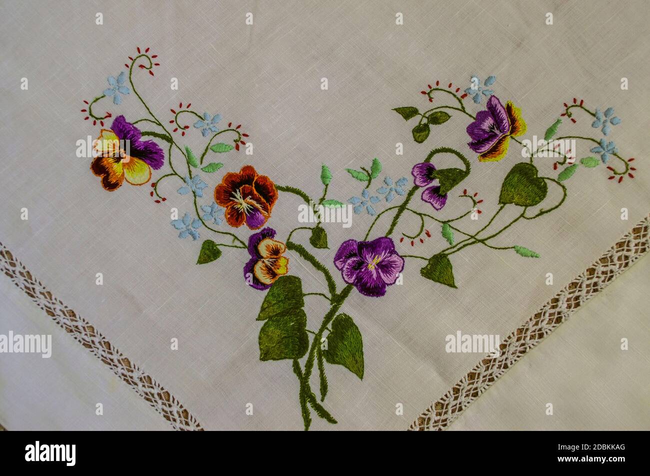 Patrón para ramo de bordado con pansies marrones y púrpura, pequeñas flores  azules en ramas curvas con hojas verdes Fotografía de stock - Alamy