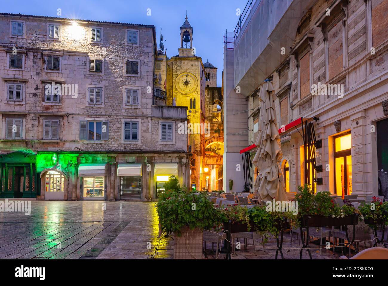 Noche vacía Pueblo Square o Pjaca y Zeljezna Vrata de medieval Ciudad Vieja de Split, Croacia Foto de stock