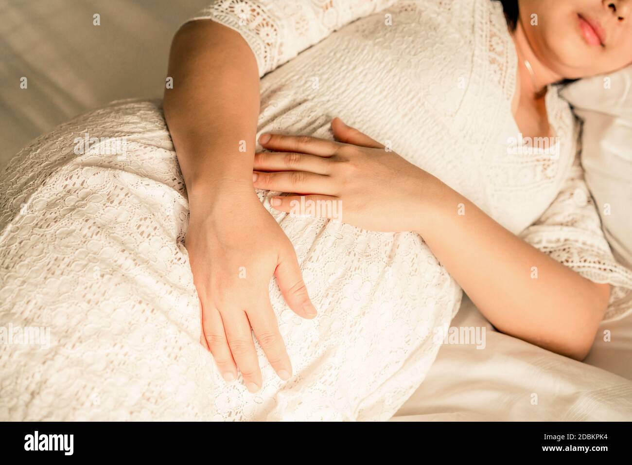 Mujer embarazada que se siente feliz en casa mientras cuida de su hijo. La joven que espera que la madre tenga a su bebé en el vientre embarazada. Maternidad prenatal Foto de stock