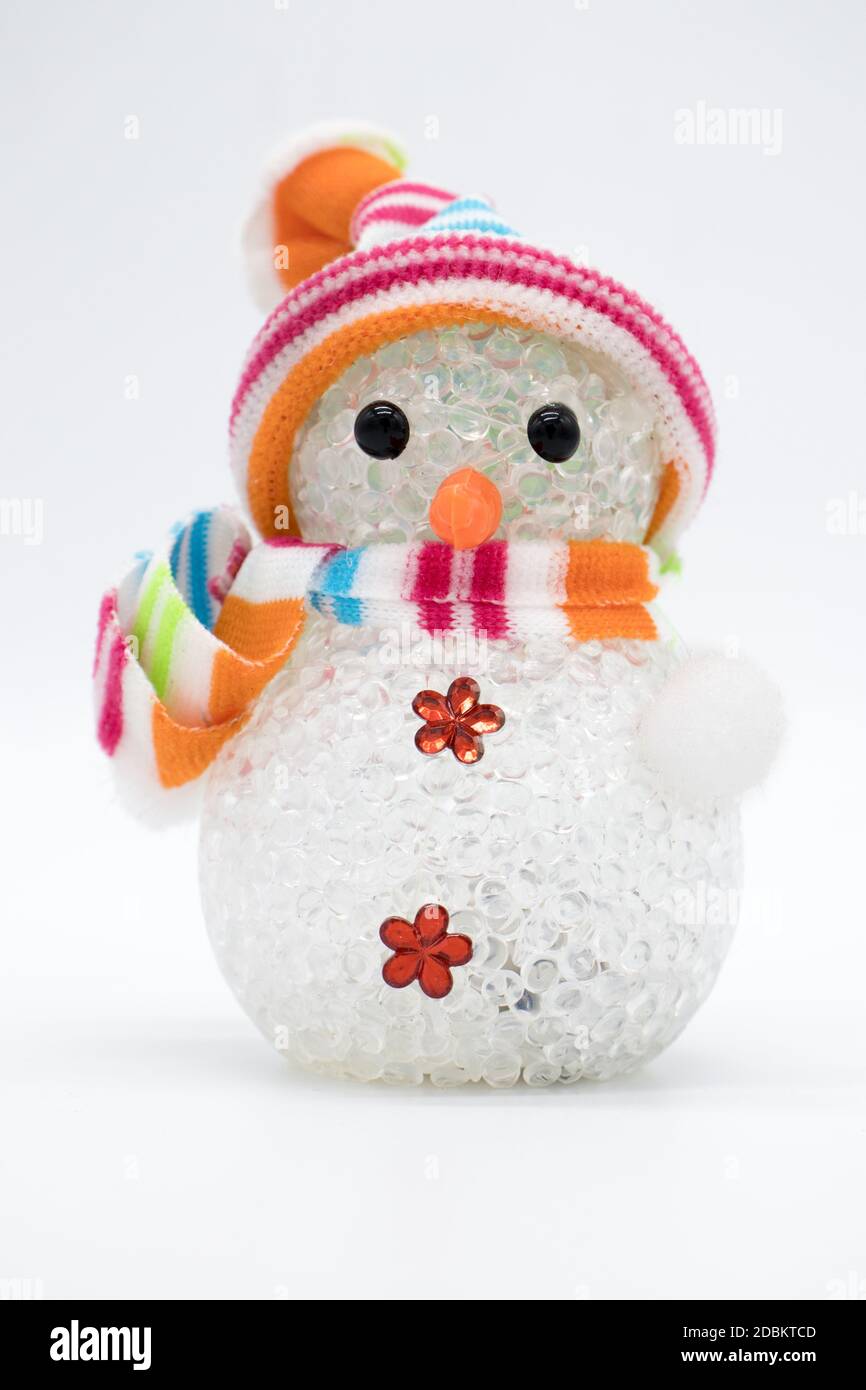 Muñeco de nieve de juguete de Navidad hecho a mano aislado sobre fondo  blanco Fotografía de stock - Alamy