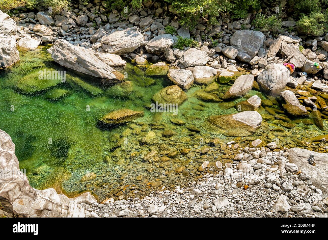 Lago de Vallemaggia con aguas de color turquesa, el valle alpino más largo del cantón de Ticino en Suiza Foto de stock