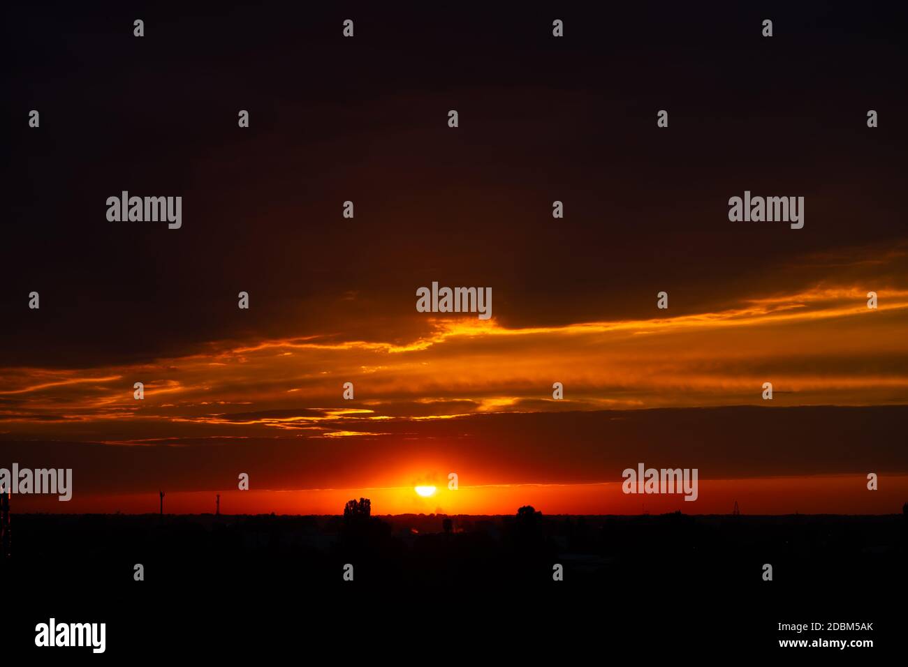 Cielo nublado al atardecer. Línea de luz naranja entre nubes negras. Un  paisaje de hermosa naturaleza Fotografía de stock - Alamy