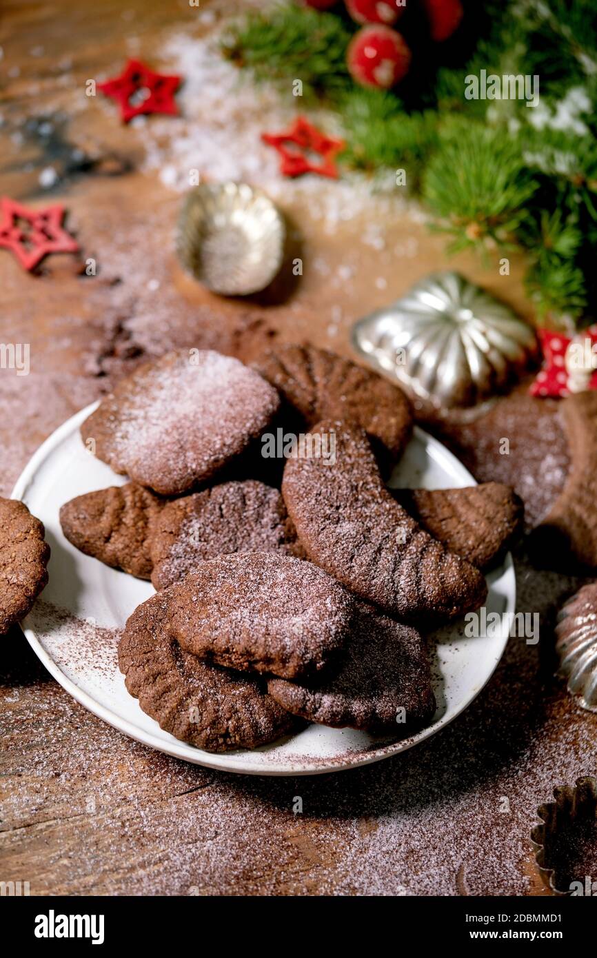 Galletas de la corteza de Navidad crestas de chocolate con el abeto, moldes, decoraciones de Navidad. Foto de stock