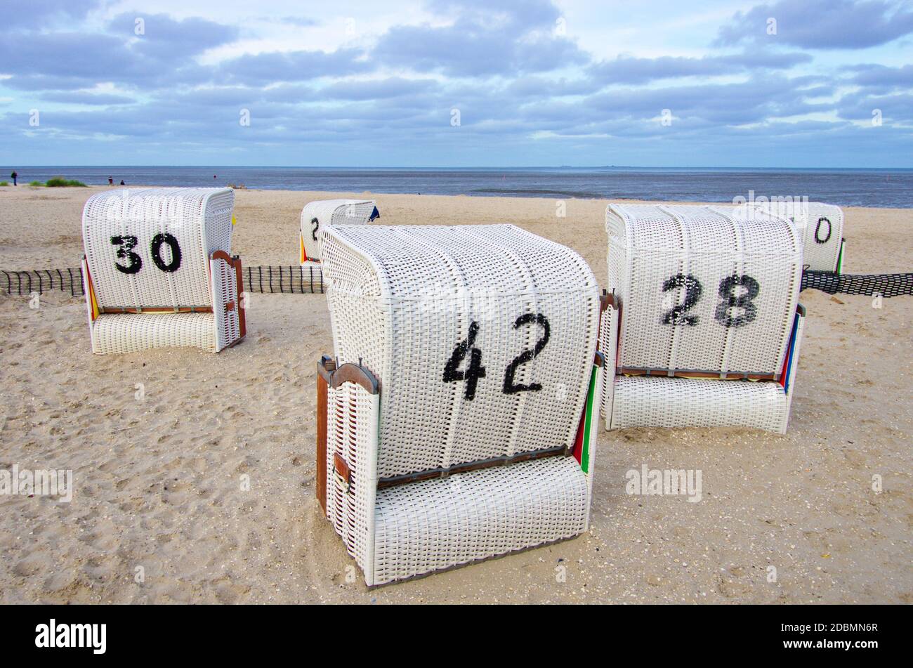 Einsame Strandkörbe am Strand der Nordsee mit der Zahl 42 Vor Wolkenhammel auf Arena Foto de stock