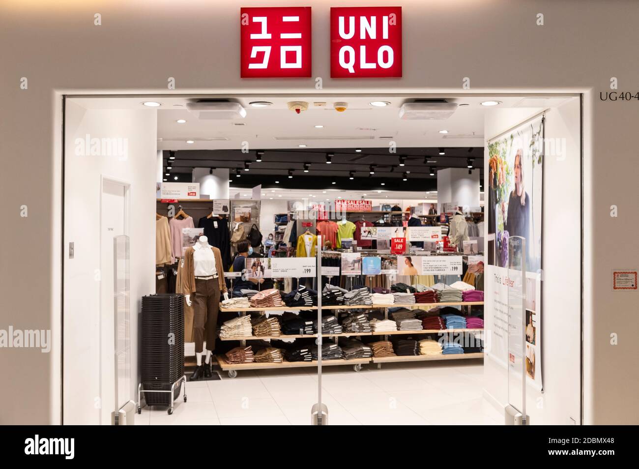 Logotipo Uniqlo de la Marca japonesa de ropa y tienda en Hong Kong  Fotografía de stock - Alamy