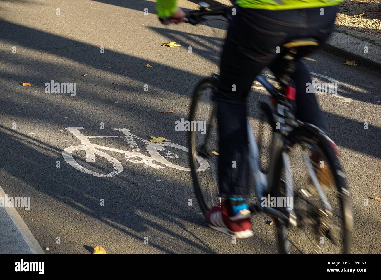 Ciclistas en carril bici, Londres Inglaterra Reino Unido Foto de stock