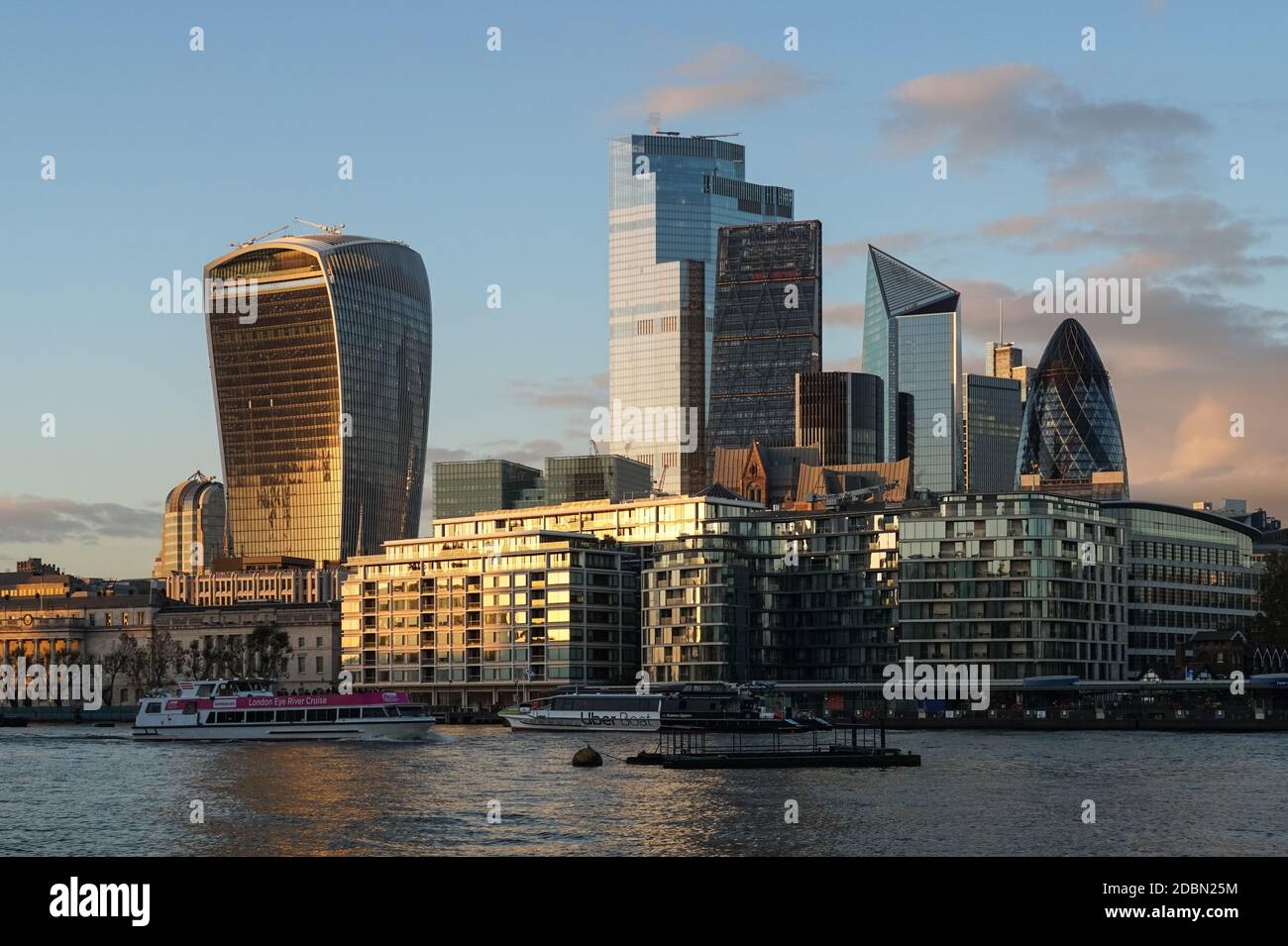 Rascacielos de la ciudad de Londres al atardecer, Inglaterra Reino Unido Foto de stock