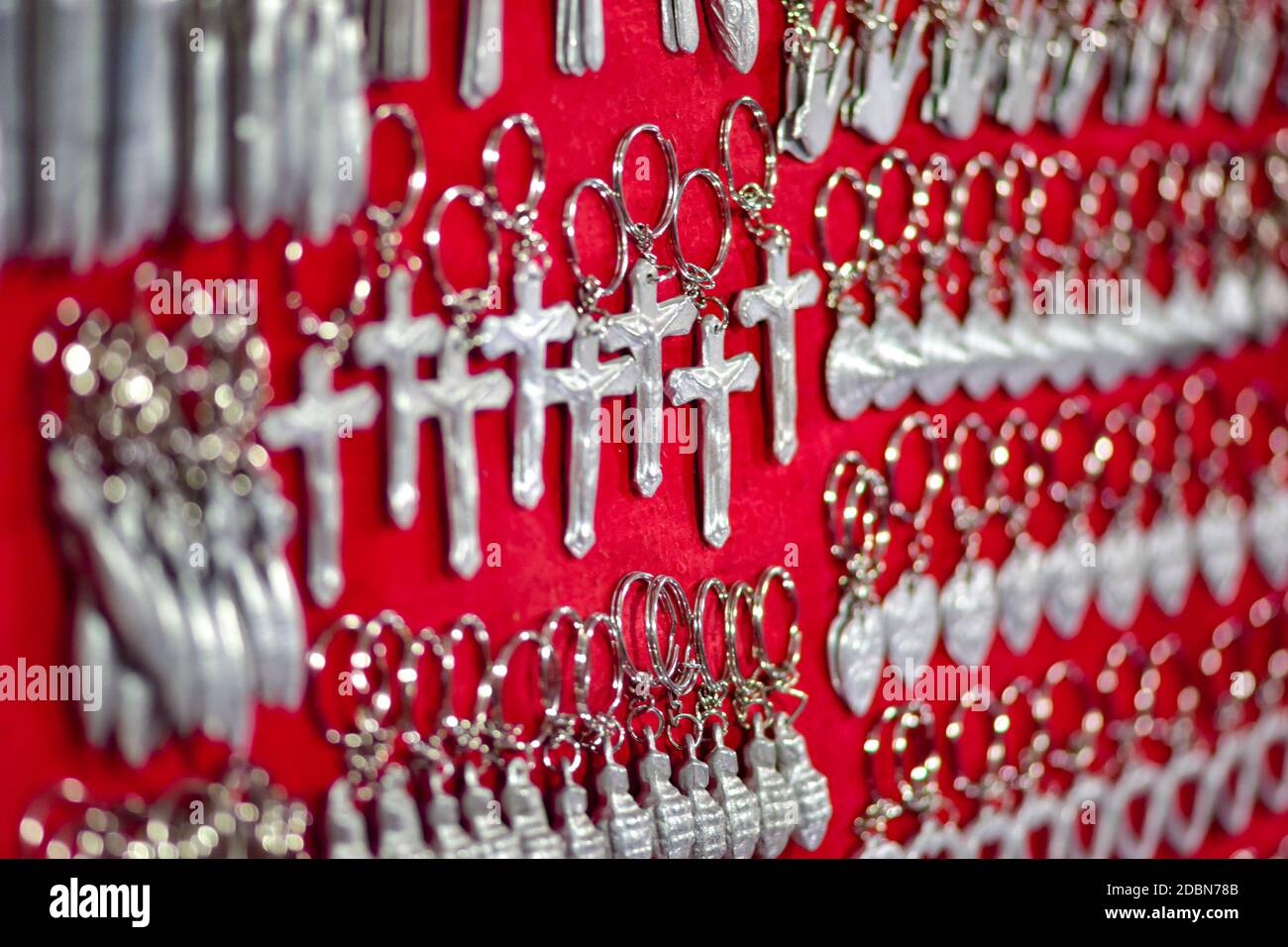 Llavero joyas hechas de restos de metal de bombas sin explotar Luang Prabang mercado Laos Foto de stock