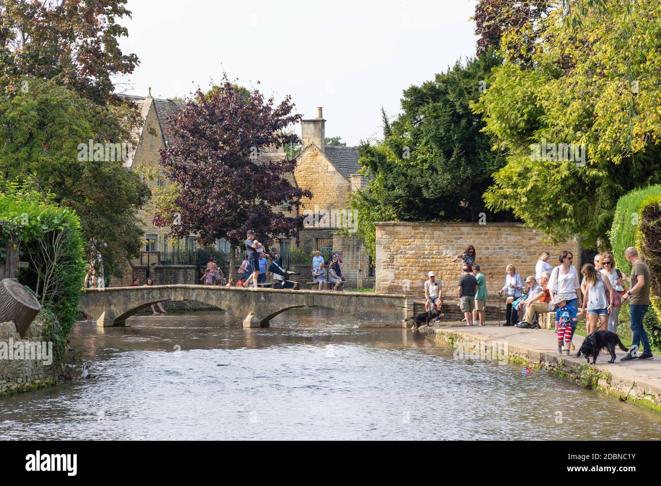 Puente de piedra sobre el río Windrush, Bourton-on-the-Water, Gloucestershire, Inglaterra, Reino Unido Foto de stock